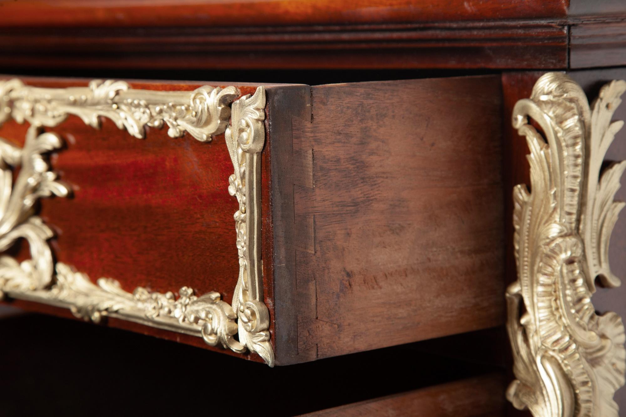 XIX secolo Antique French Louis XVI Style Mahogany Bureau Plat with Ormolu Bronze Mounts (Ufficio di presidenza in mogano in stile Luigi XVI) in vendita