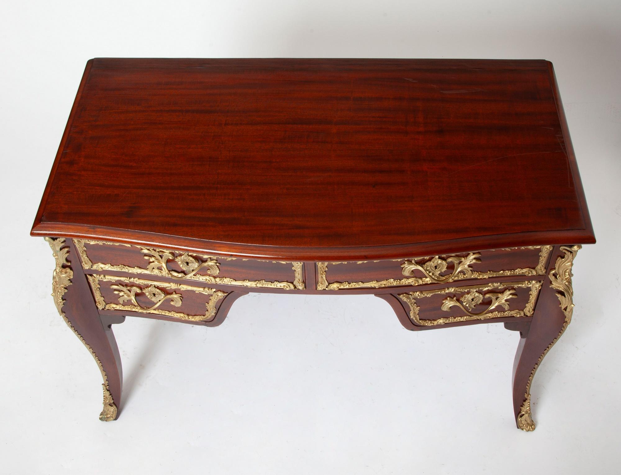 Bronzo Antique French Louis XVI Style Mahogany Bureau Plat with Ormolu Bronze Mounts (Ufficio di presidenza in mogano in stile Luigi XVI) in vendita