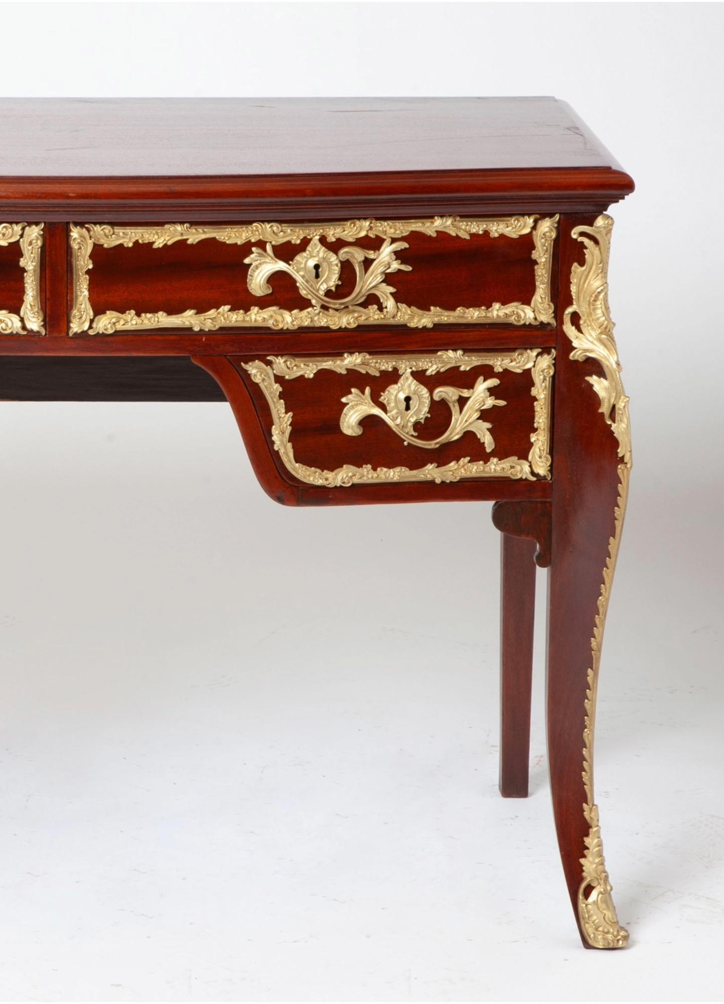 Antique French Louis XVI Style Mahogany Bureau Plat with Ormolu Bronze Mounts (Ufficio di presidenza in mogano in stile Luigi XVI) in vendita 1