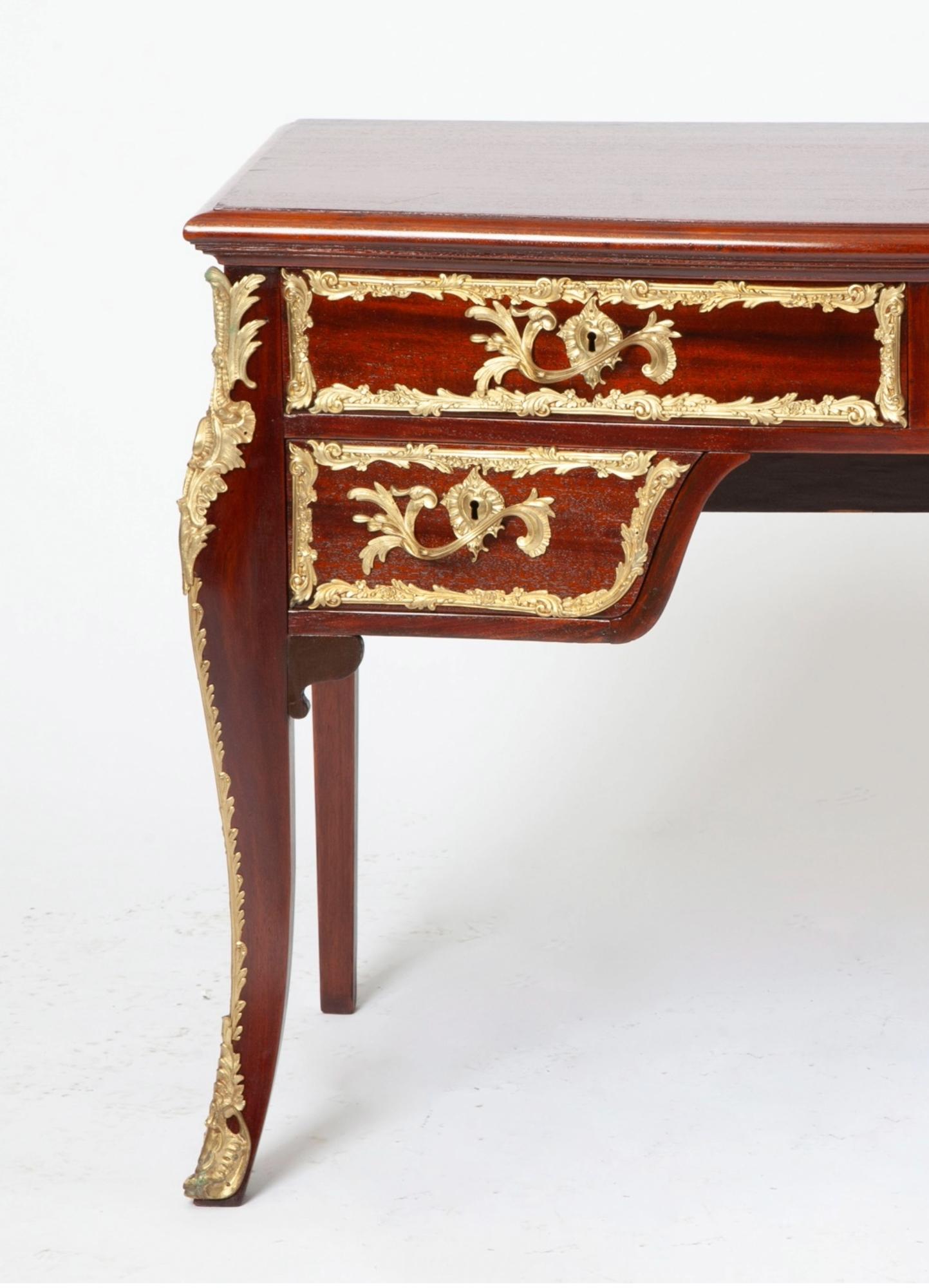 Antique French Louis XVI Style Mahogany Bureau Plat with Ormolu Bronze Mounts (Ufficio di presidenza in mogano in stile Luigi XVI) in vendita 2