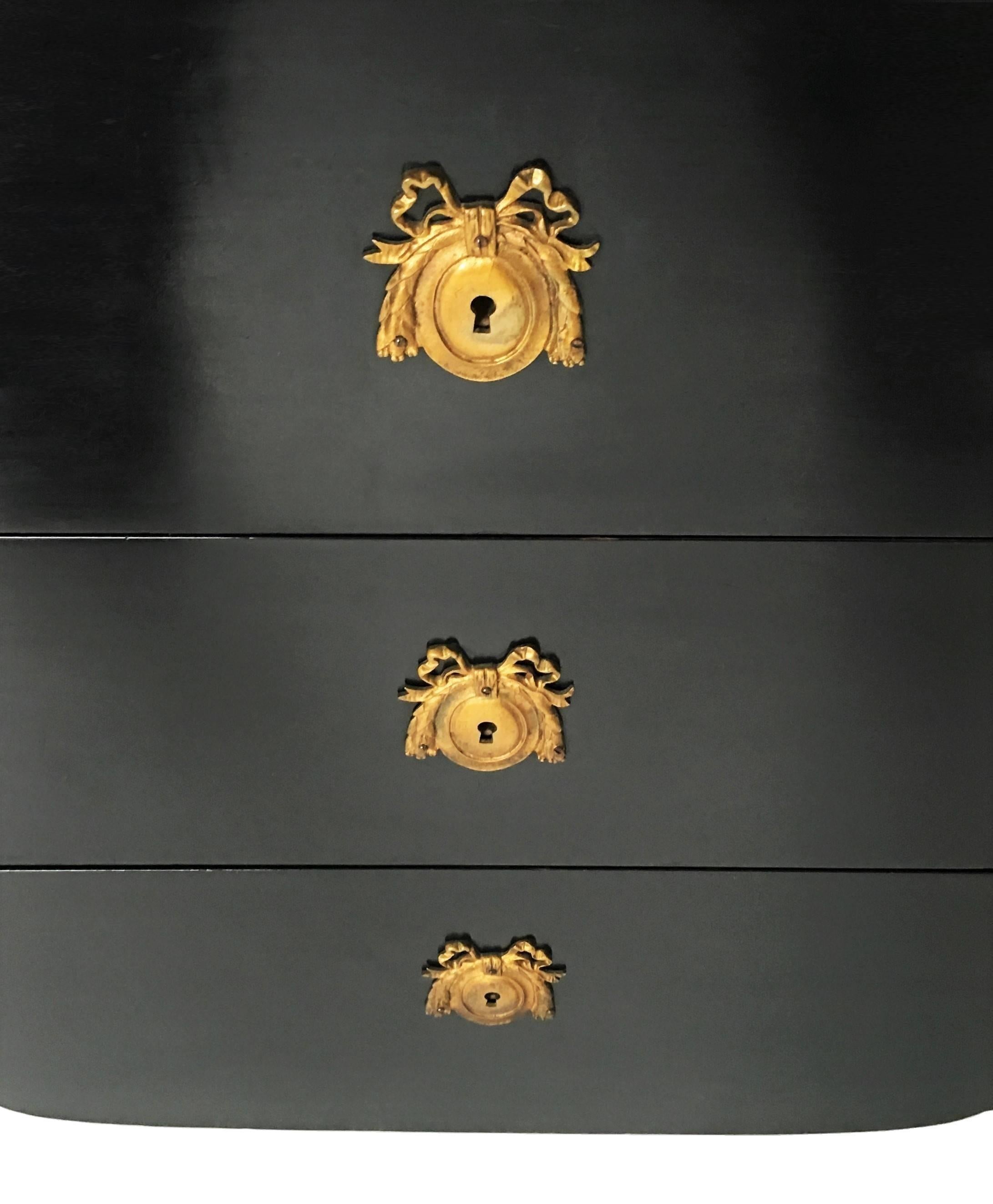 Antike französische Mahagoni-Kommode im Louis-XVI-Stil von Jansen (Ebonisiert) im Angebot