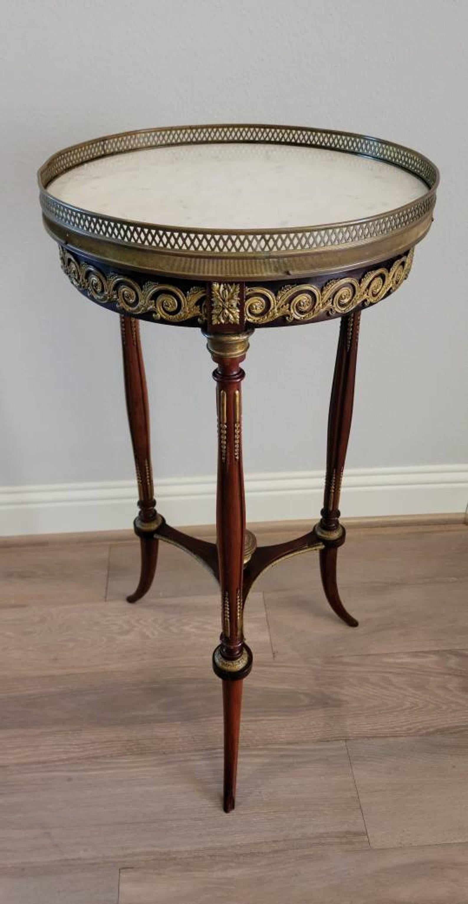 A lovely French Louis XVI style mahogany three leg pedestal stand / guéridon / side table with beautifully aged patina. 

Born in France in the early 20th century, styled in the manner of celebrated Parisian ébéniste Francois Linke (b.1855-1946),