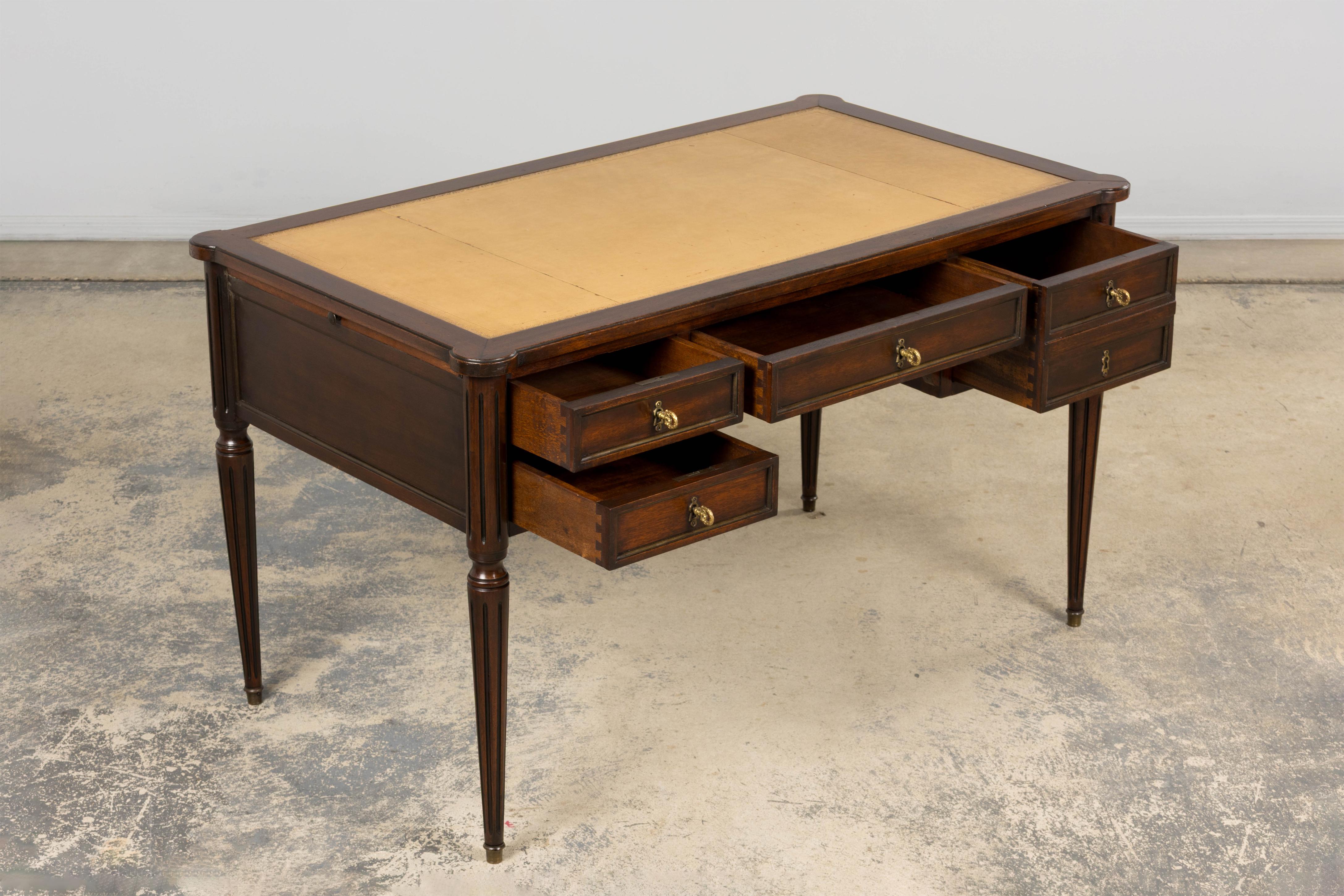 Antique French Louis XVI Stil Mahagoni Schreibtisch W / Leder oben im Angebot 6
