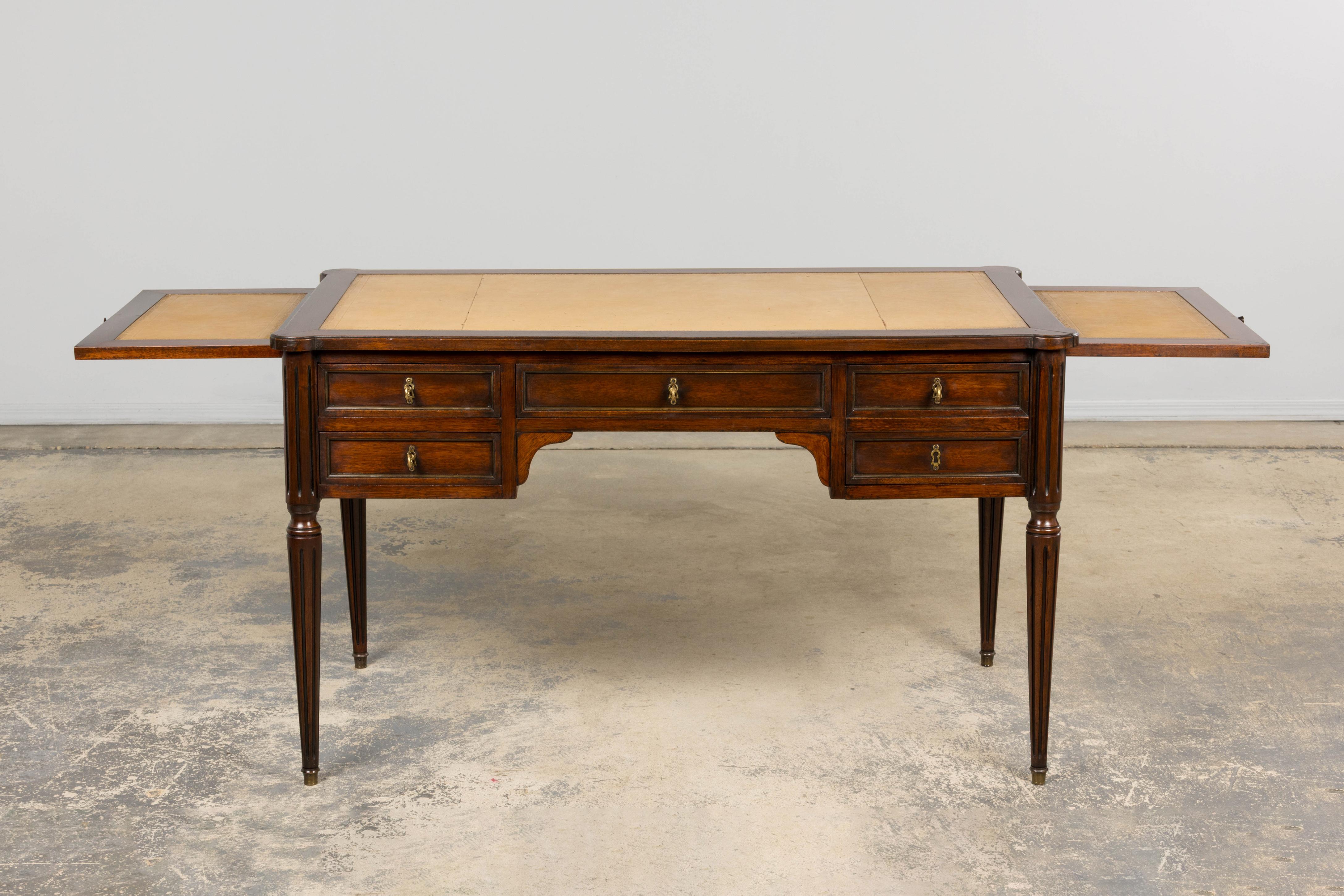 Antique French Louis XVI Stil Mahagoni Schreibtisch W / Leder oben im Zustand „Gut“ im Angebot in Astoria, NY