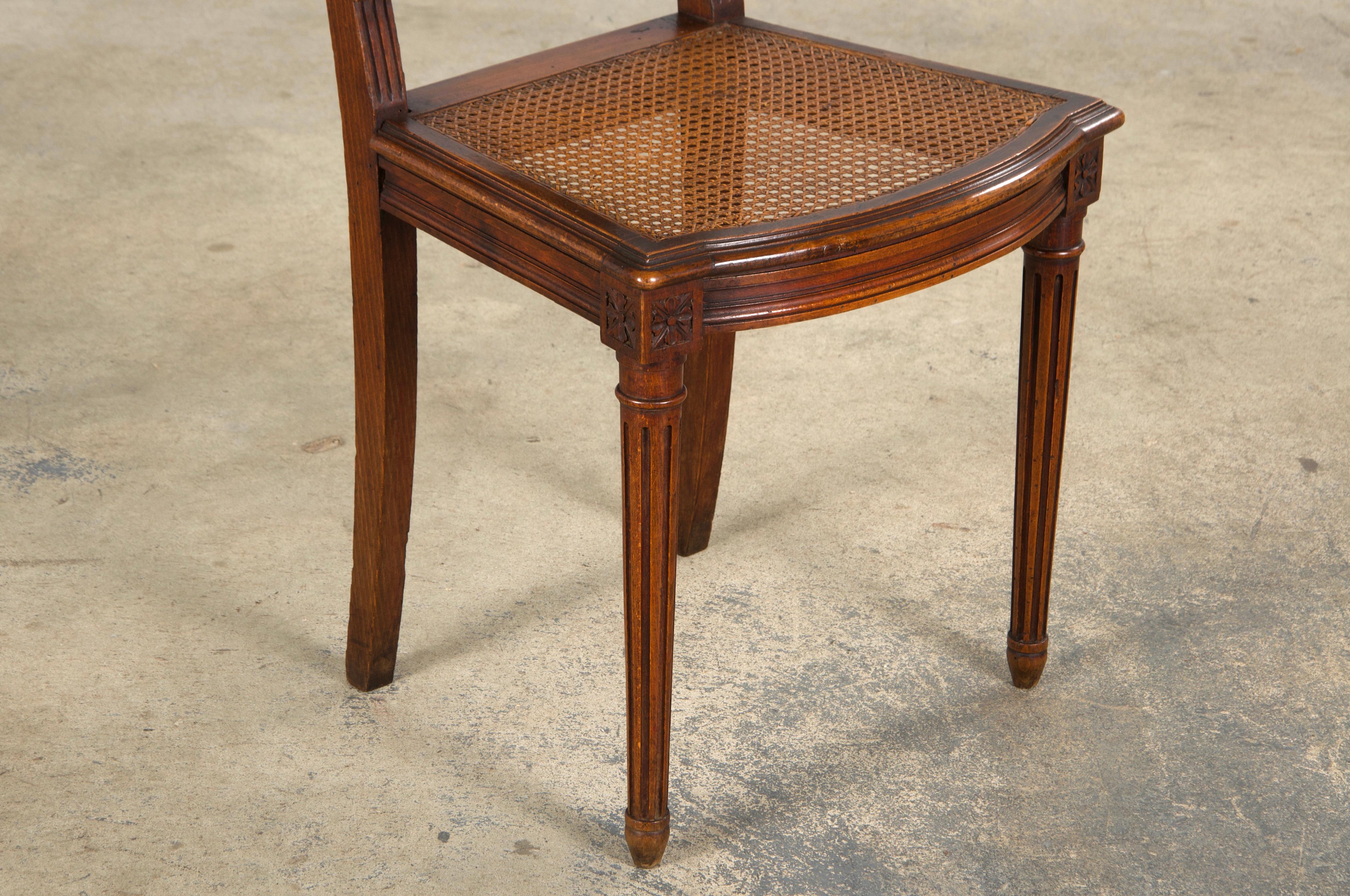 Sedie da pranzo in acero in stile Antique French Louis XVI con sedili in canna - set di 6 in vendita 2