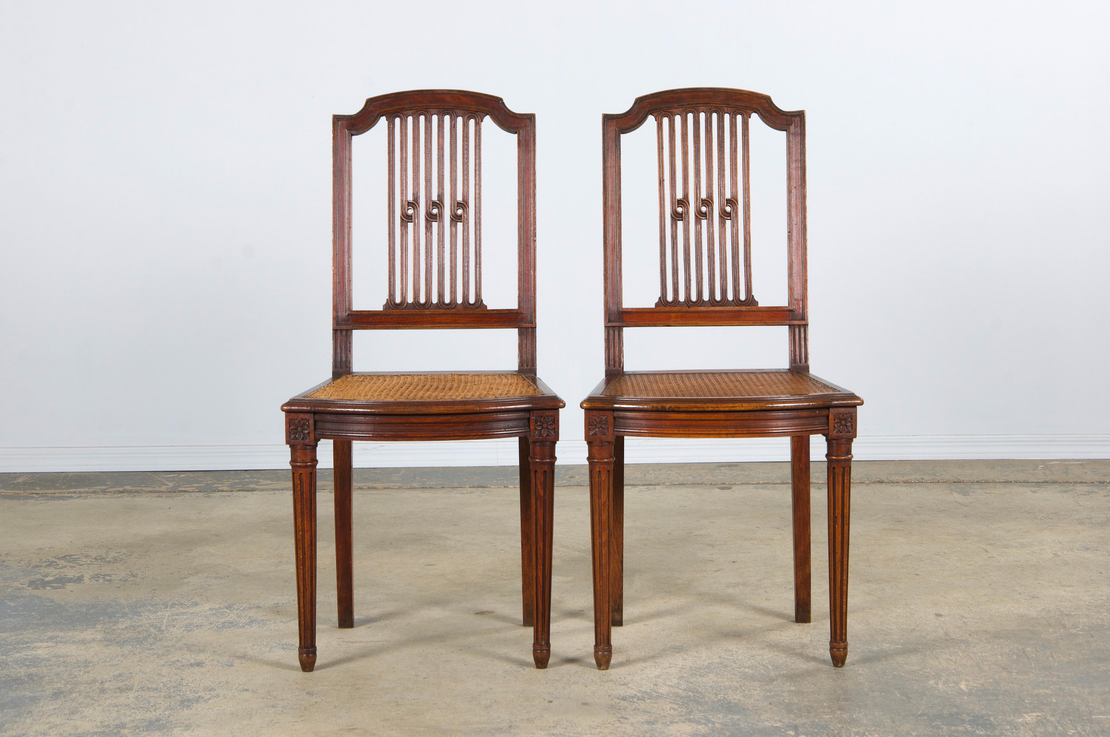 Intagliato a mano Sedie da pranzo in acero in stile Antique French Louis XVI con sedili in canna - set di 6 in vendita