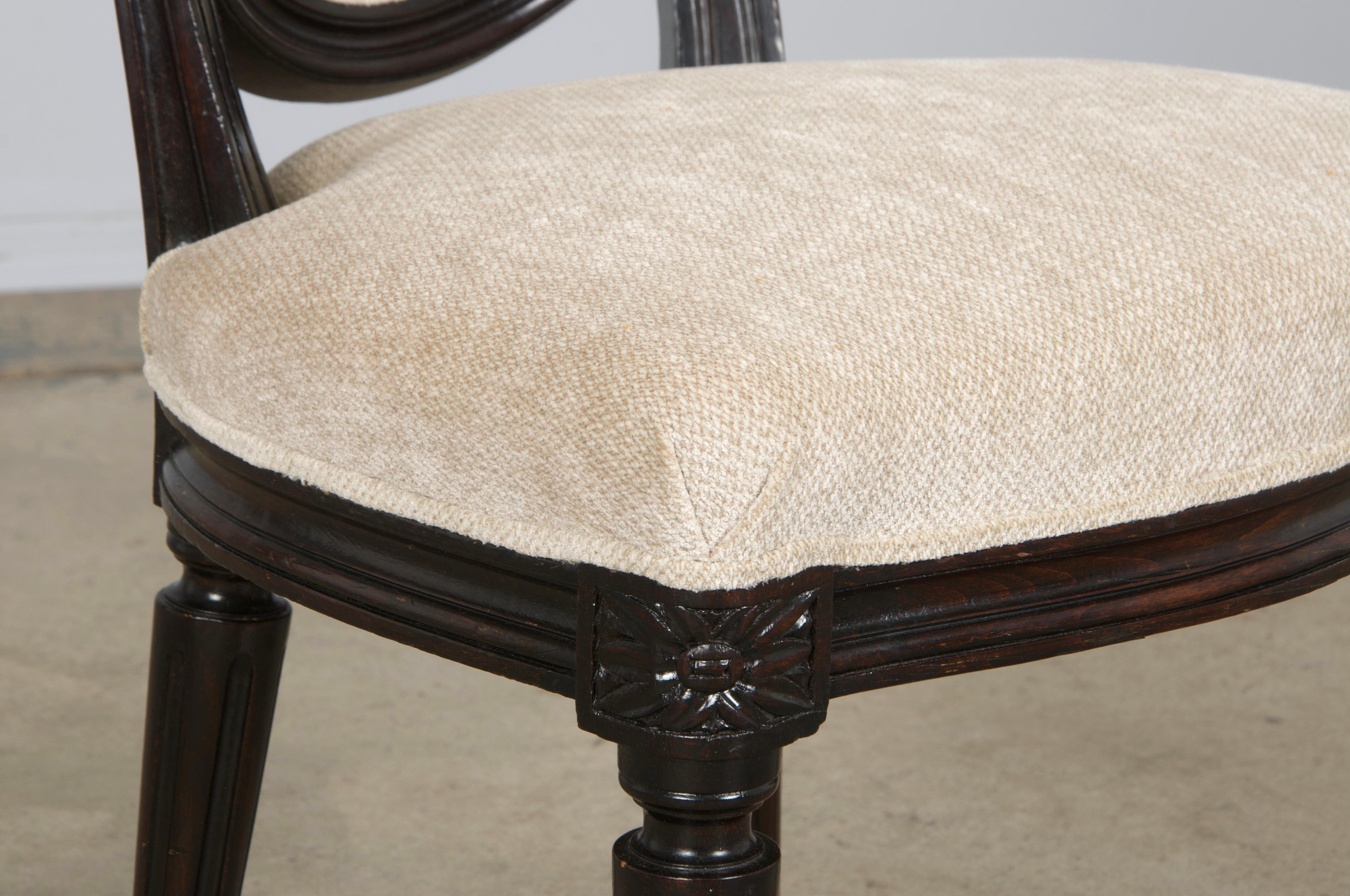 Antique French Louis XVI Style Maple Side Chairs in Beige Chenille - A Pair in vendita 2