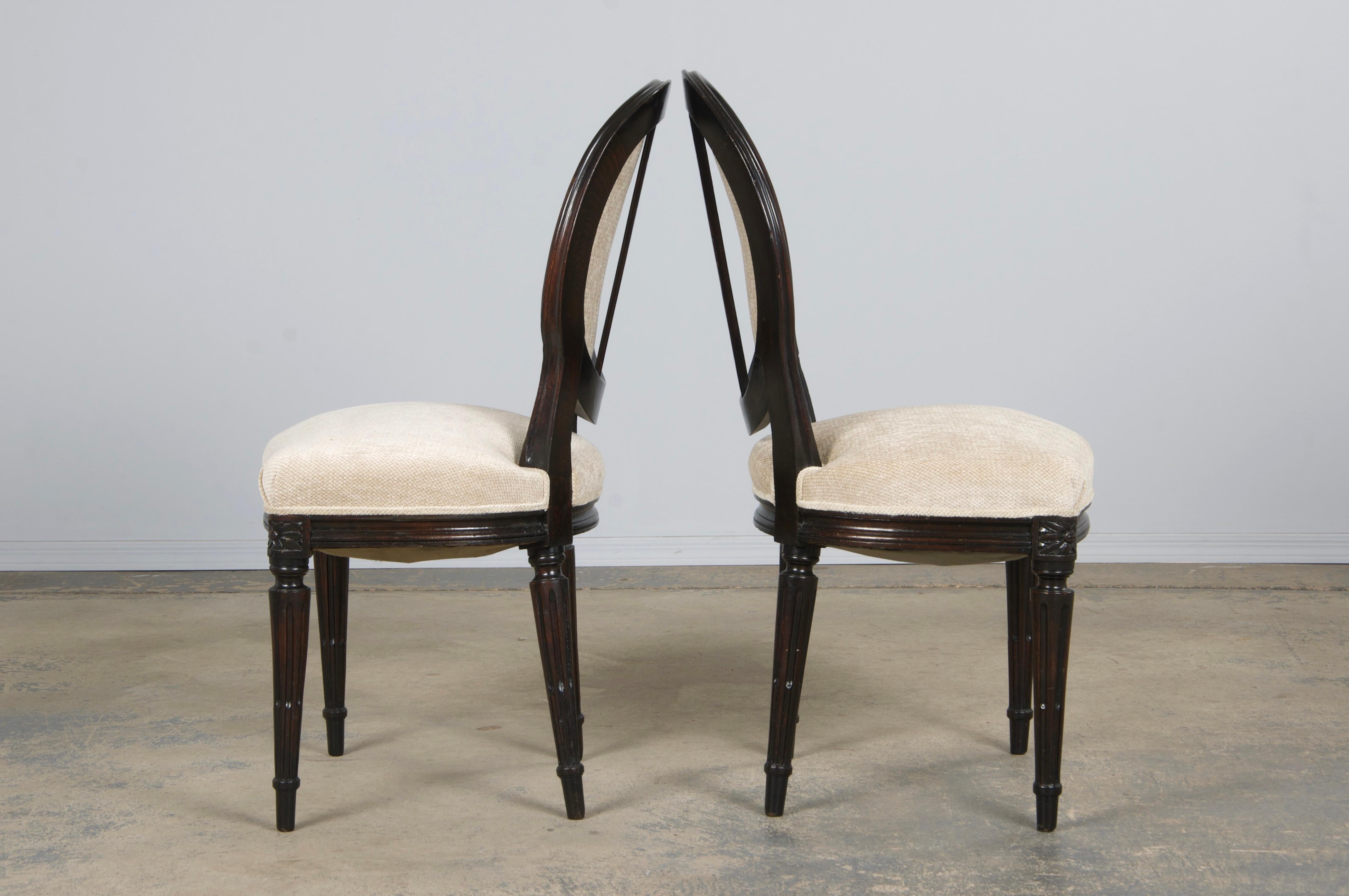 Antique French Louis XVI Style Maple Side Chairs in Beige Chenille - A Pair in vendita 4