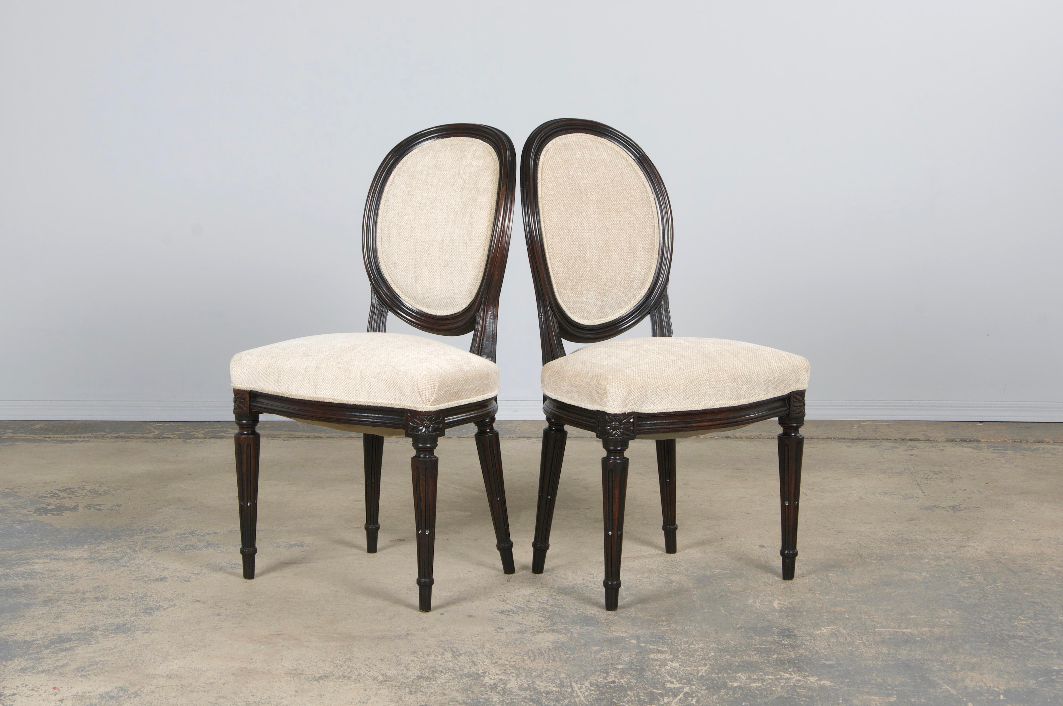 Antique French Louis XVI Style Maple Side Chairs in Beige Chenille - A Pair in vendita 5