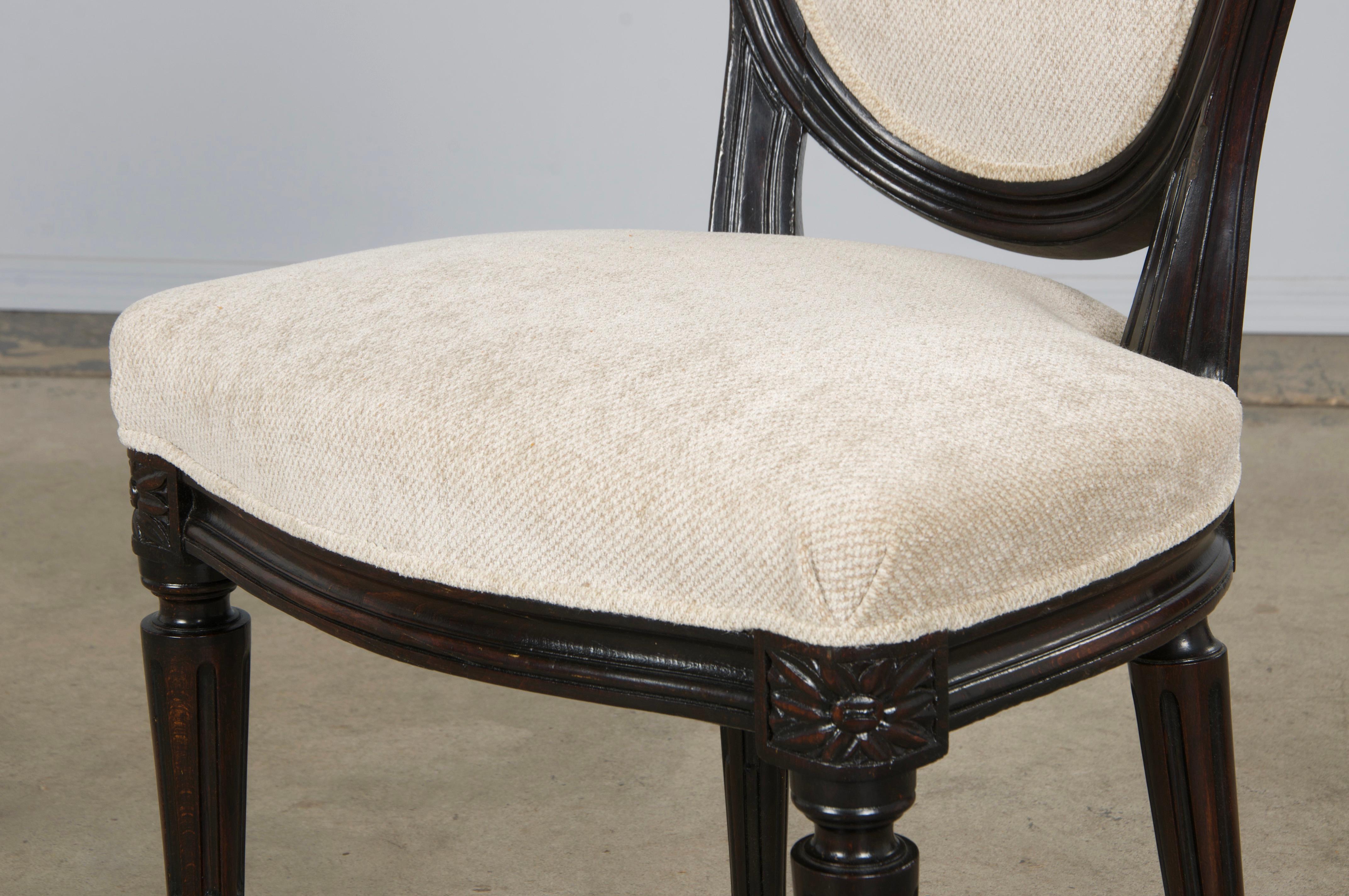 Antique French Louis XVI Style Maple Side Chairs in Beige Chenille - A Pair in vendita 7