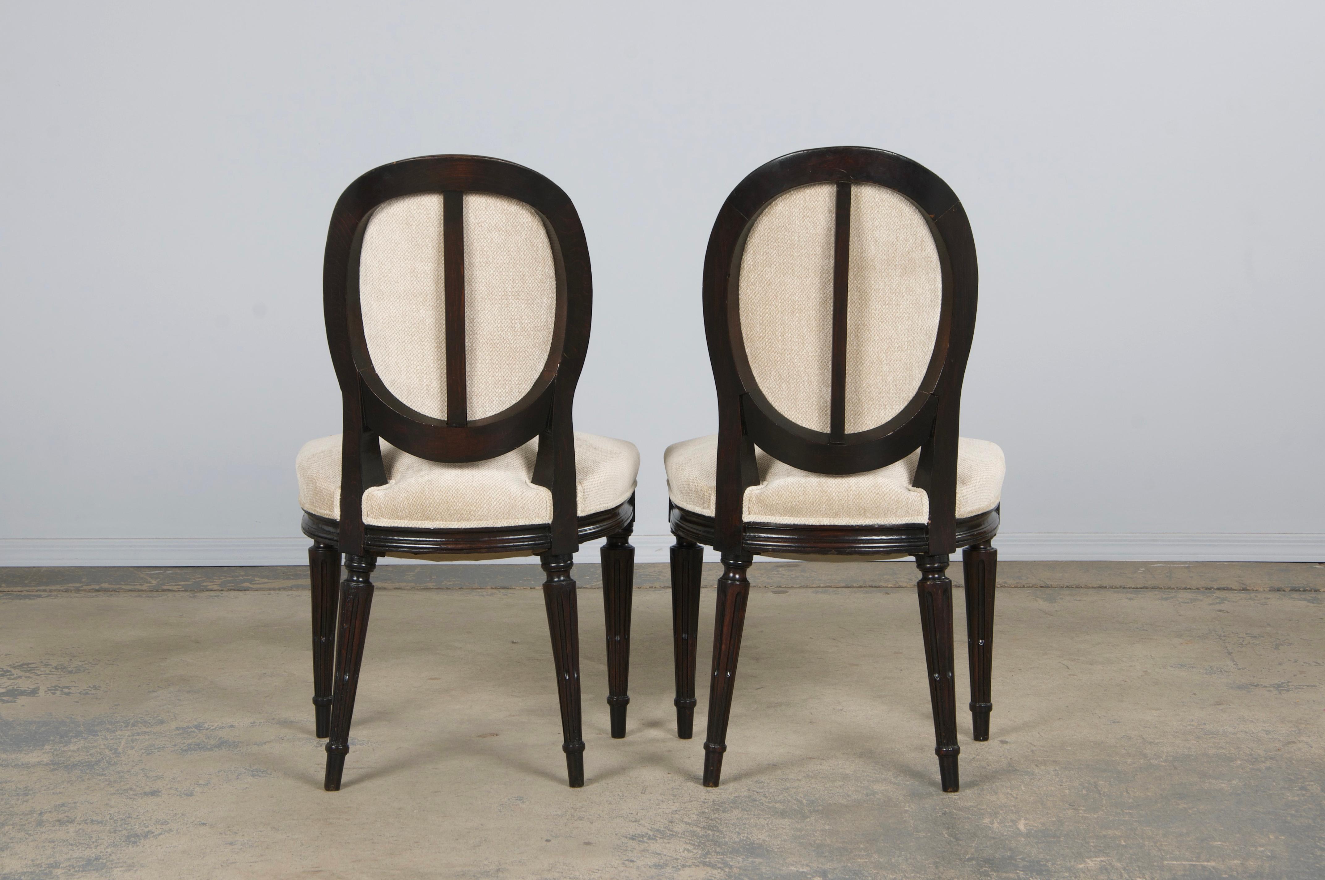 Antique French Louis XVI Style Maple Side Chairs in Beige Chenille - A Pair in vendita 8