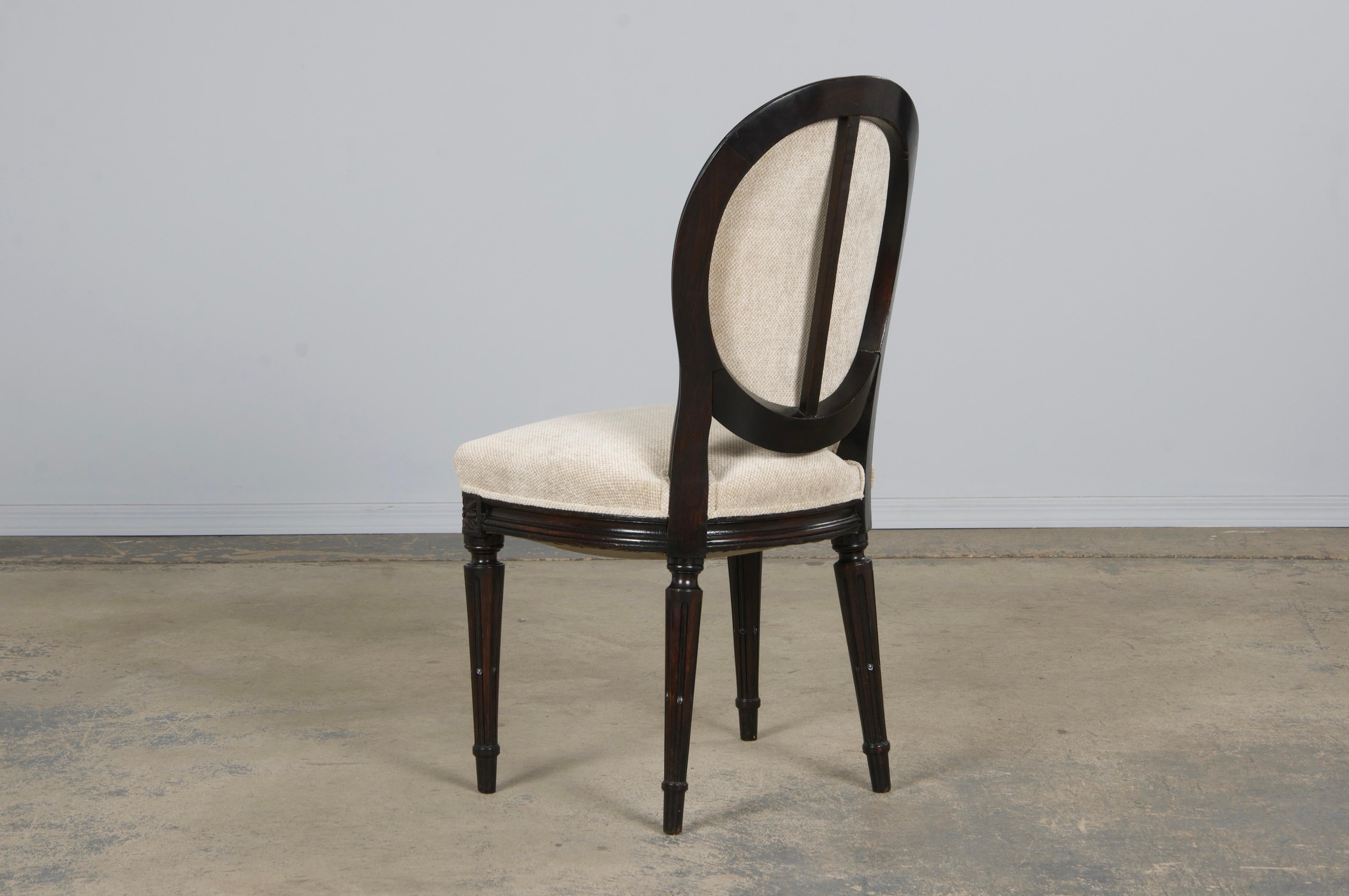 Antique French Louis XVI Style Maple Side Chairs in Beige Chenille - A Pair in vendita 9