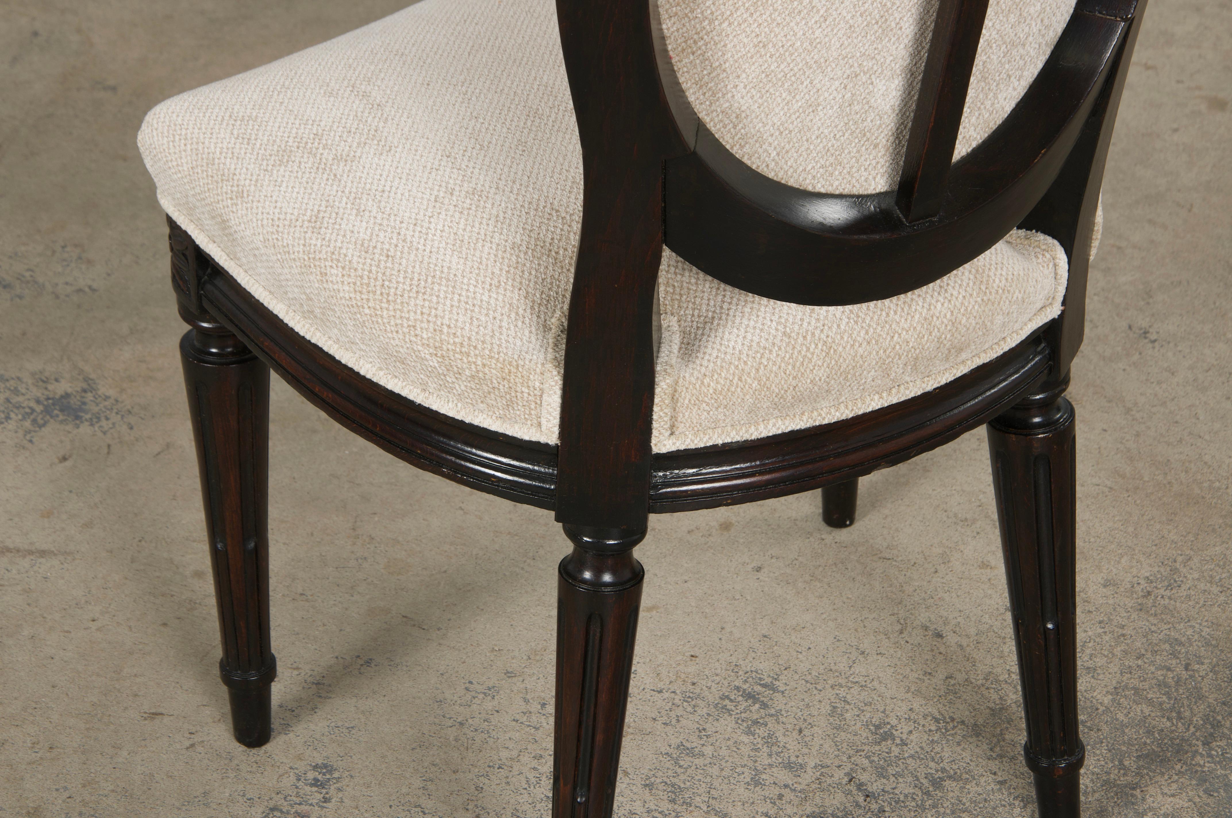Antique French Louis XVI Style Maple Side Chairs in Beige Chenille - A Pair in vendita 10