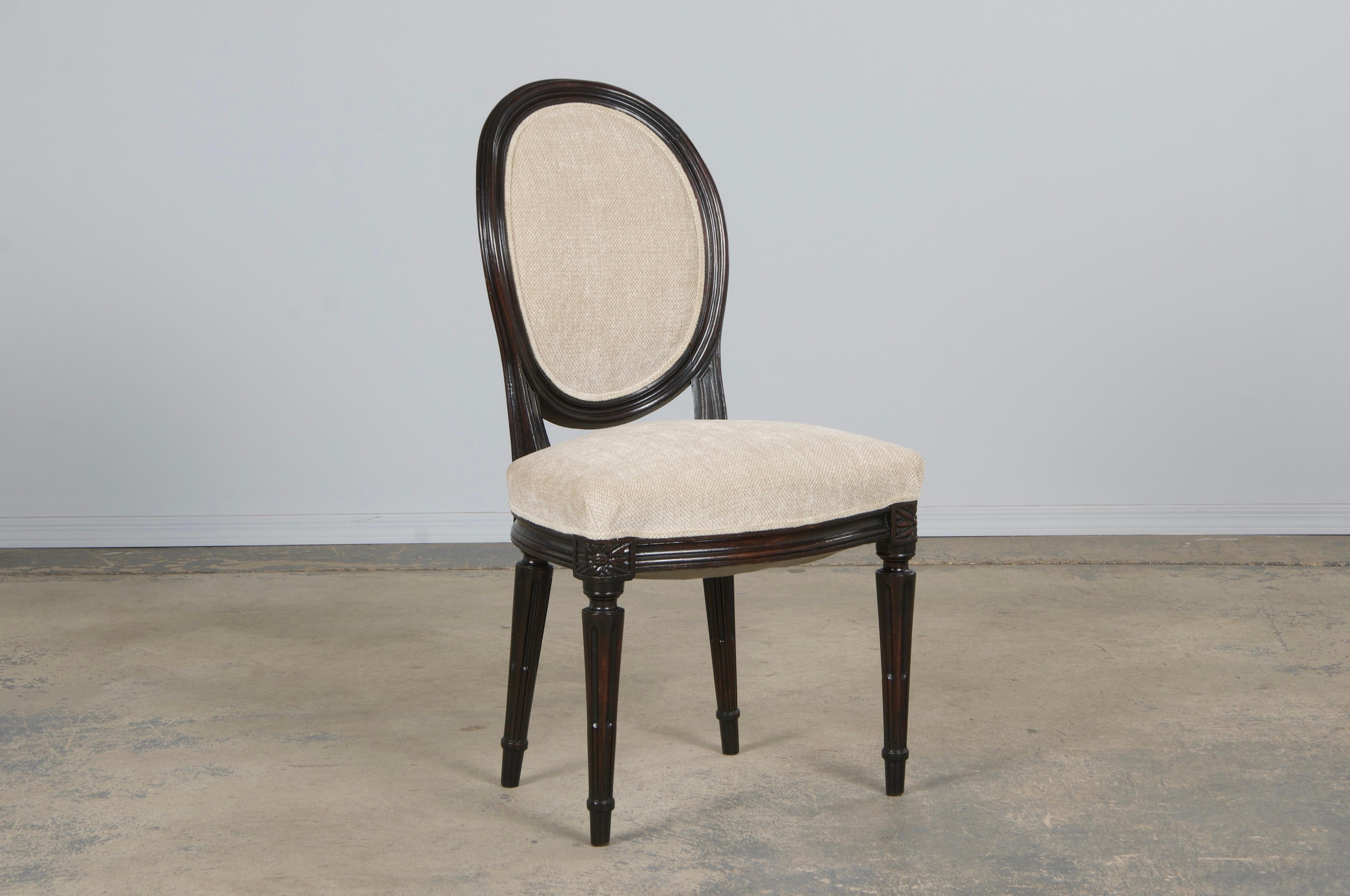 Intagliato a mano Antique French Louis XVI Style Maple Side Chairs in Beige Chenille - A Pair in vendita