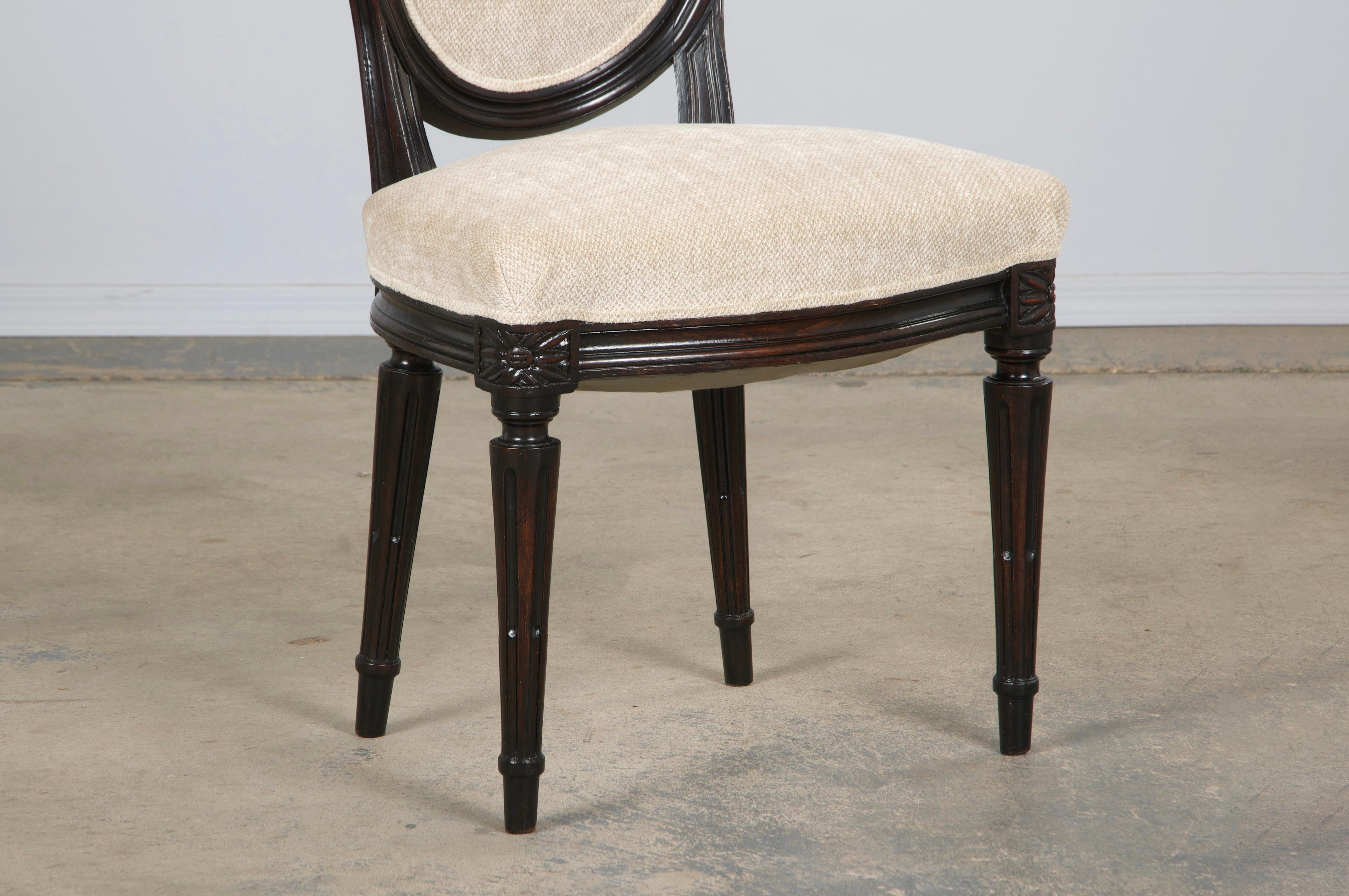 Antique French Louis XVI Style Maple Side Chairs in Beige Chenille - A Pair in vendita 1