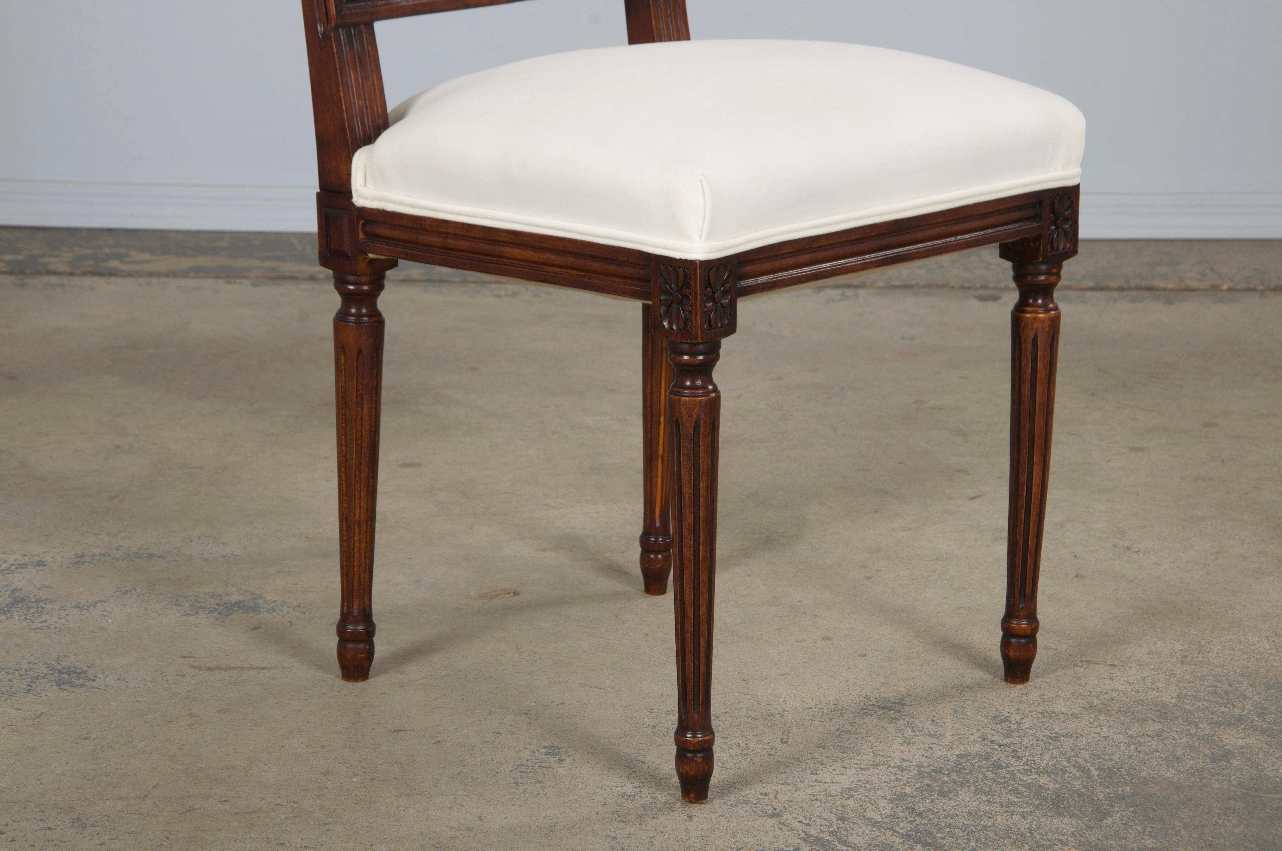 Anciennes chaises d'appoint à dossier carré en érable de style Louis XVI, en velours Off-White en vente 3