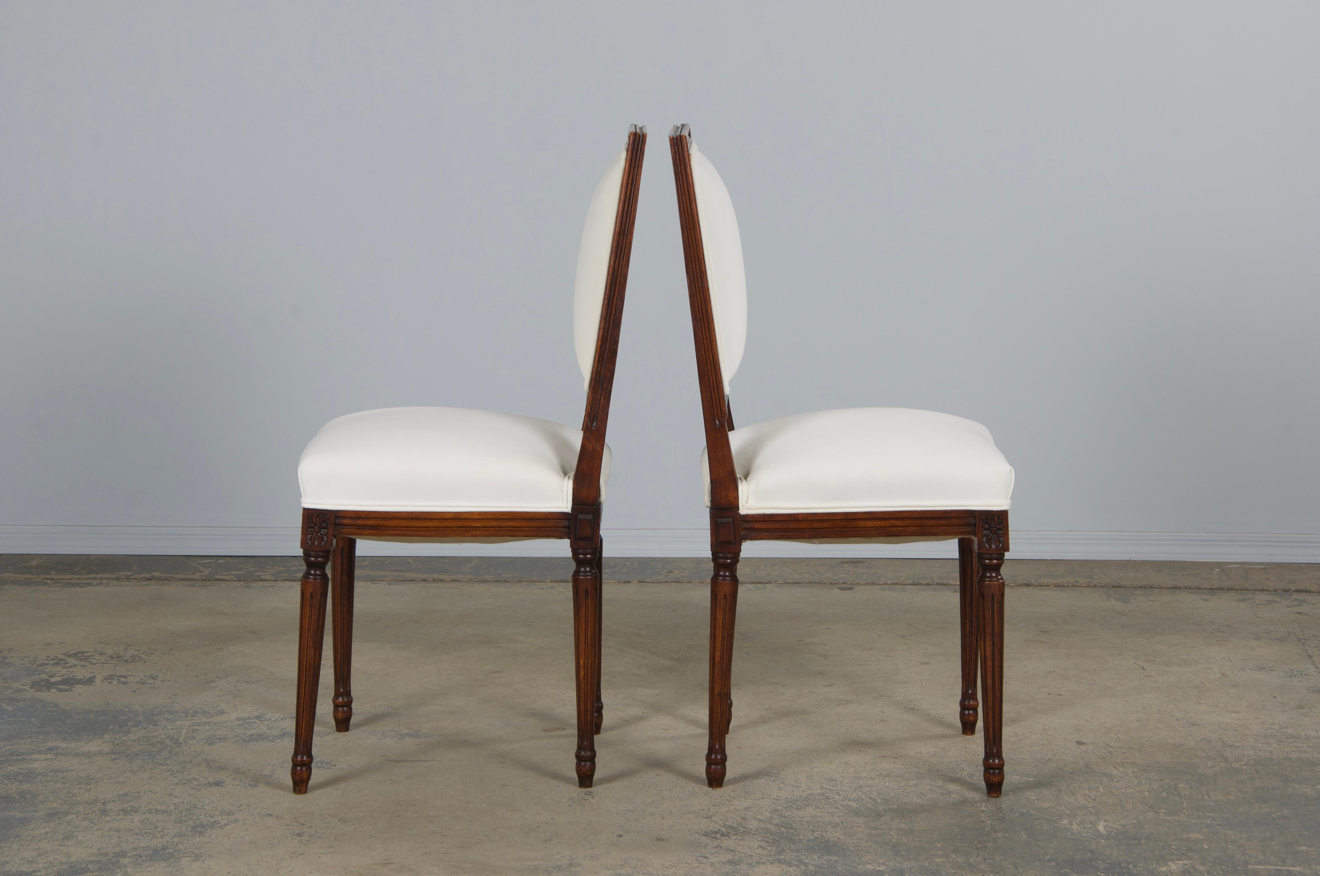 Anciennes chaises d'appoint à dossier carré en érable de style Louis XVI, en velours Off-White en vente 5