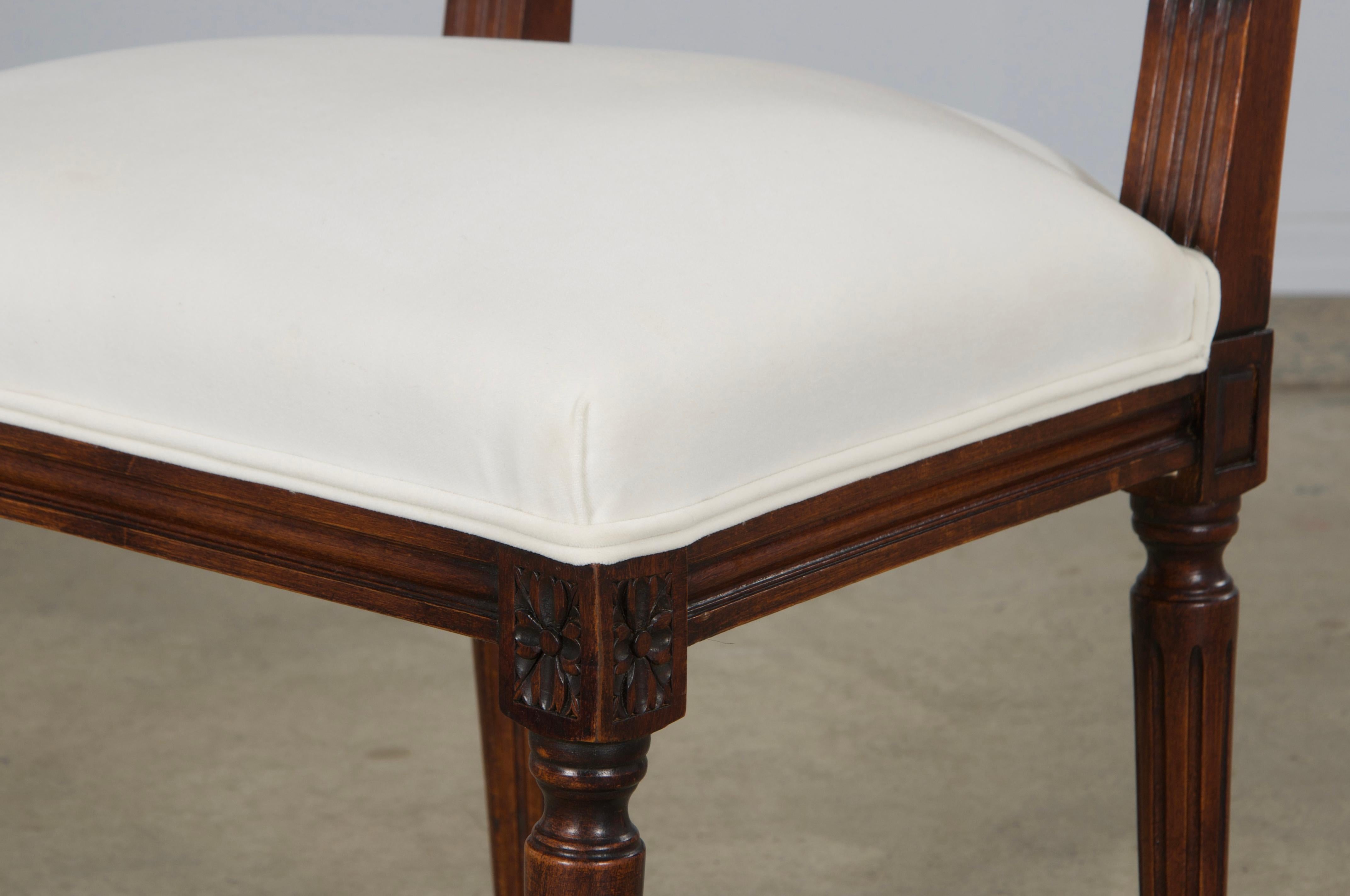 Anciennes chaises d'appoint à dossier carré en érable de style Louis XVI, en velours Off-White en vente 10