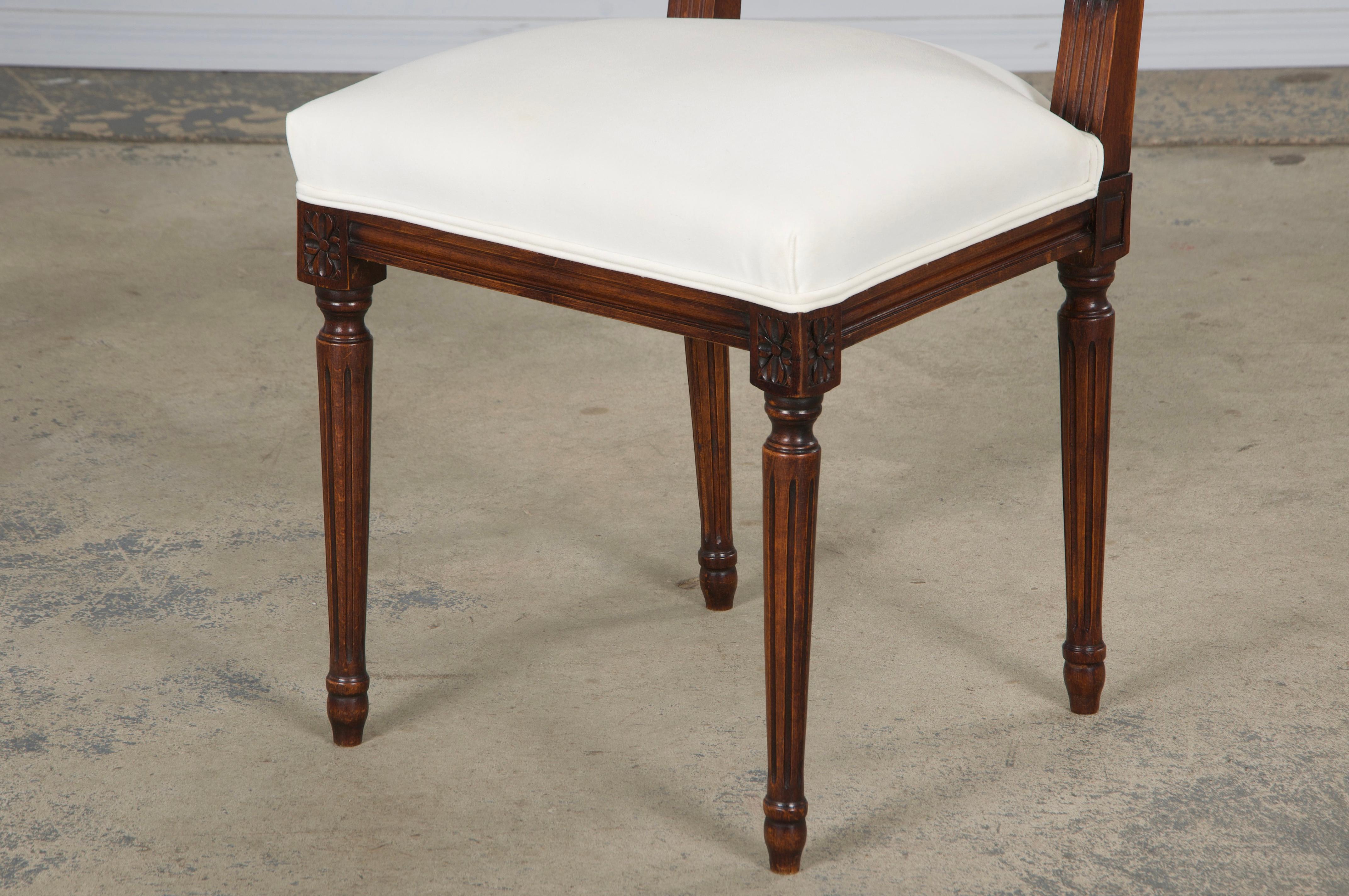 Anciennes chaises d'appoint à dossier carré en érable de style Louis XVI, en velours Off-White en vente 11