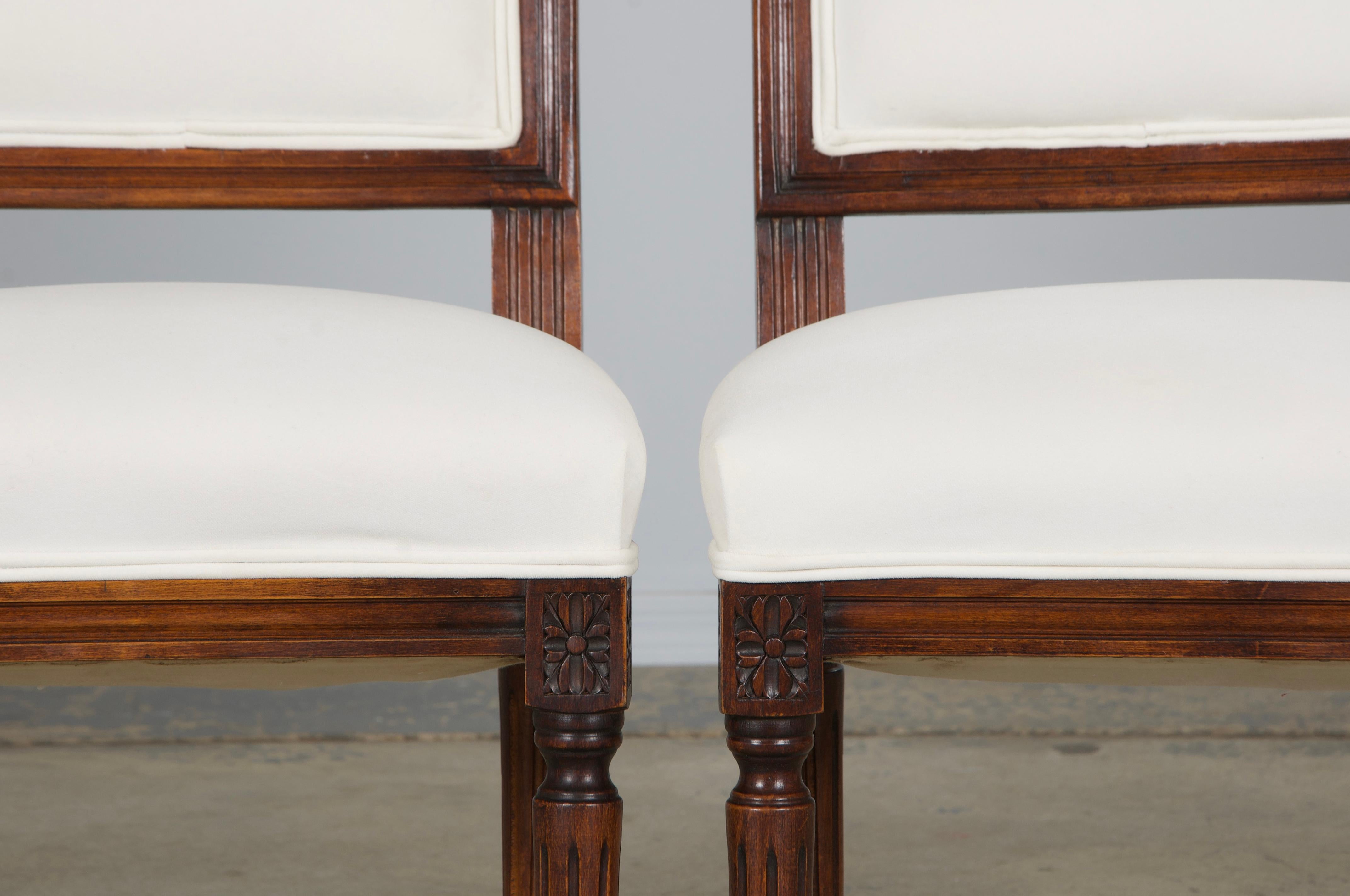 Une exquise paire de chaises d'appoint du début du XXe siècle de style Louis XVI, provenant de Provence, France. Chaque chaise est dotée d'un cadre en érable fabriqué à la main, d'un dossier carré et d'une patine foncée naturellement vieillie. Leur
