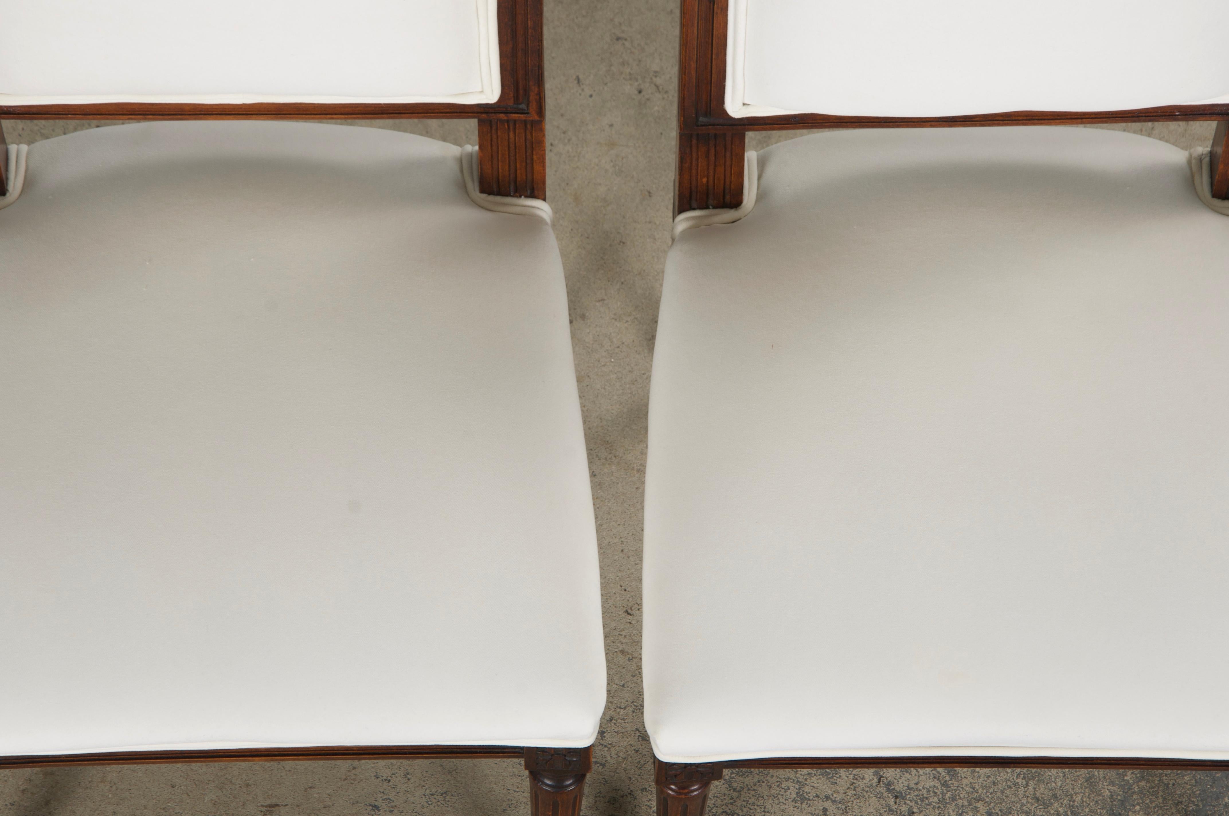 Sculpté à la main Anciennes chaises d'appoint à dossier carré en érable de style Louis XVI, en velours Off-White en vente