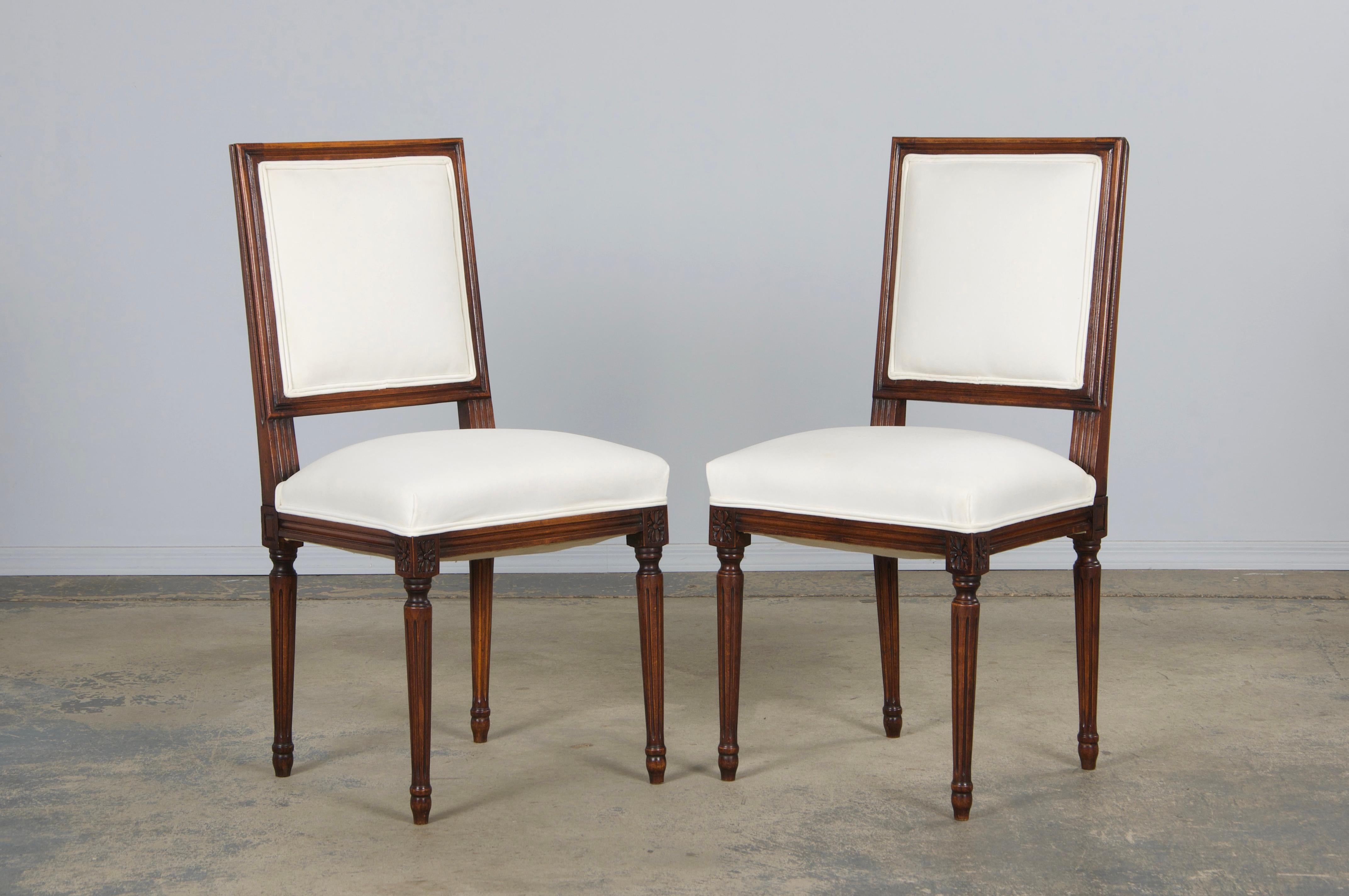 Anciennes chaises d'appoint à dossier carré en érable de style Louis XVI, en velours Off-White Bon état - En vente à Astoria, NY