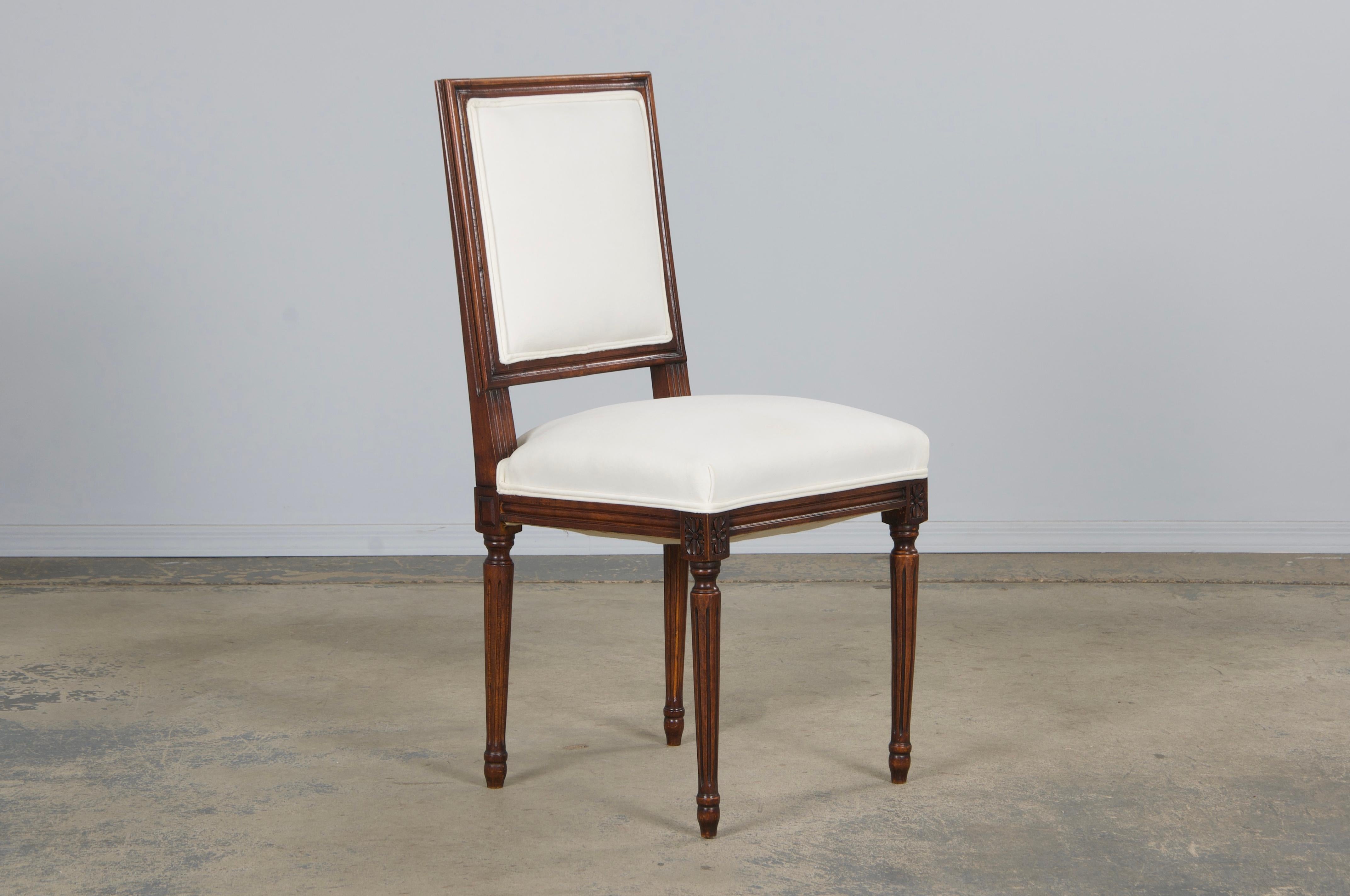 20ième siècle Anciennes chaises d'appoint à dossier carré en érable de style Louis XVI, en velours Off-White en vente