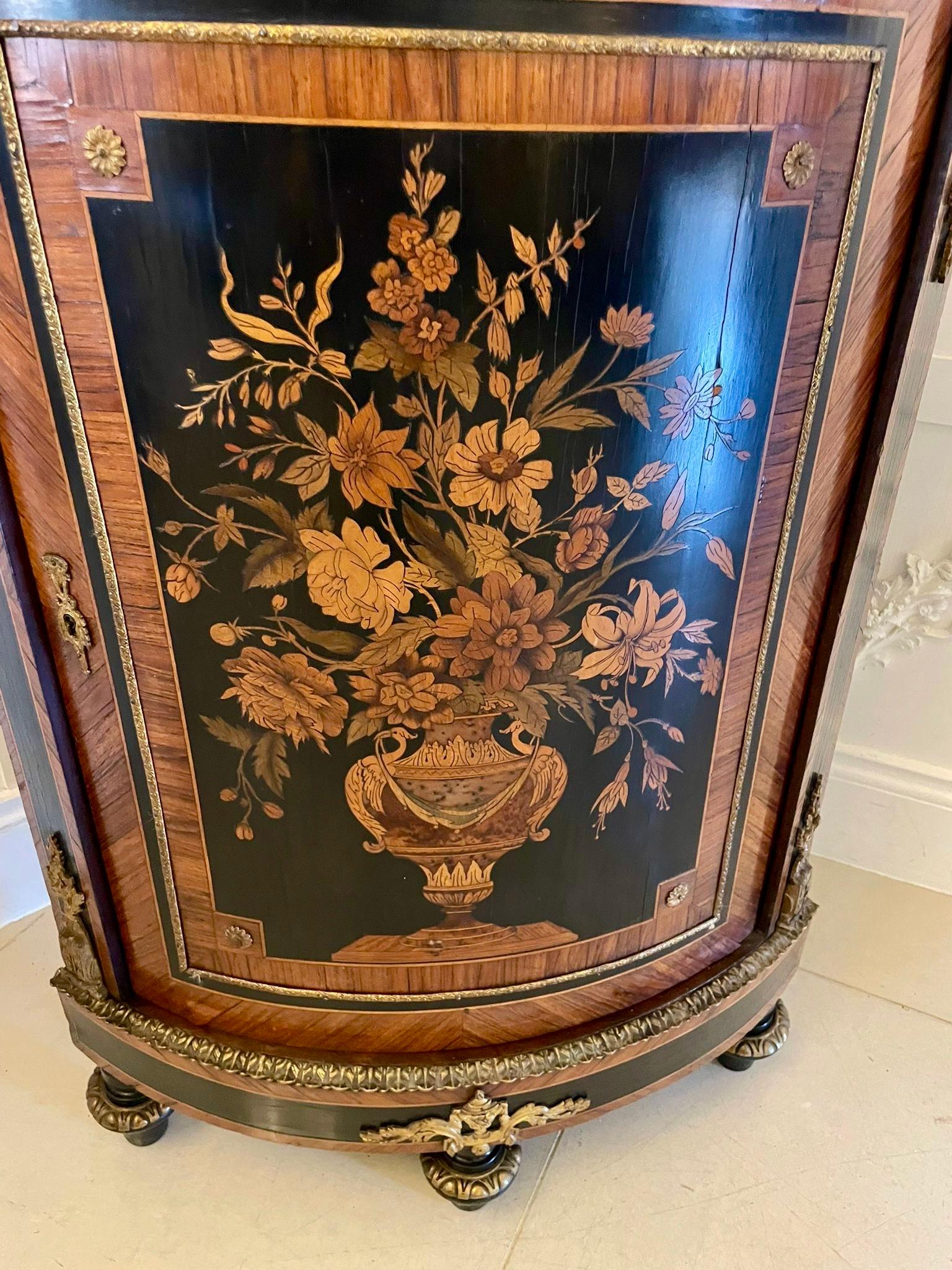 Antiguo armario esquinero francés de marquetería estilo Luis XVI con tapa de mármol en venta 4