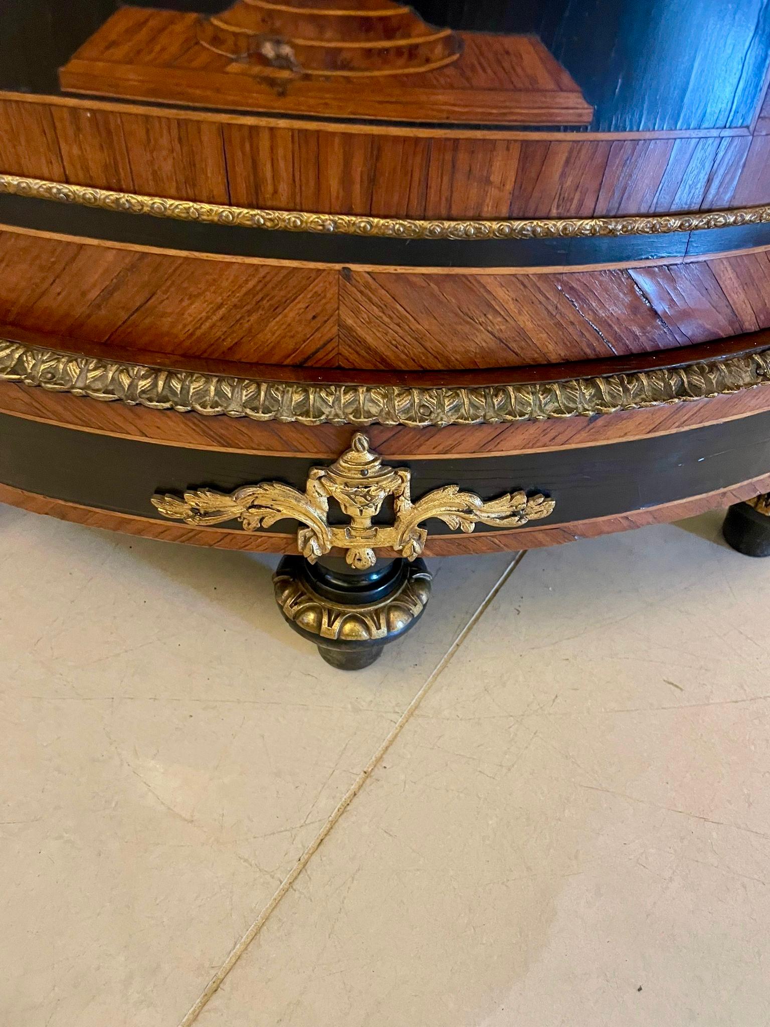 Antiguo armario esquinero francés de marquetería estilo Luis XVI con tapa de mármol Ormolú en venta