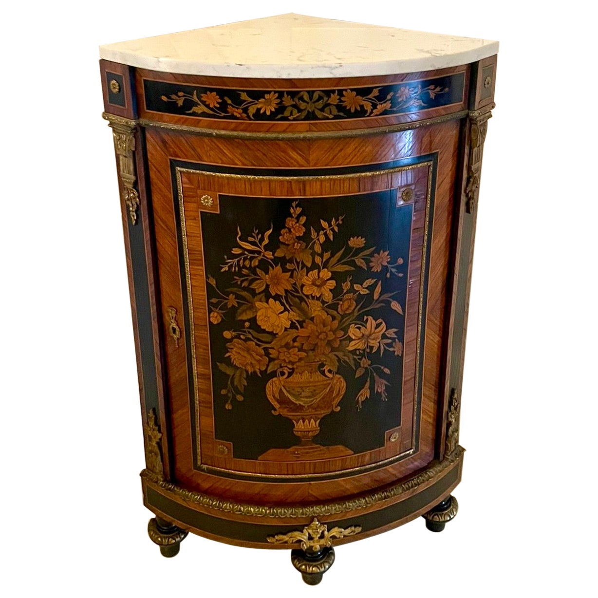 Antiguo armario esquinero francés de marquetería estilo Luis XVI con tapa de mármol en venta