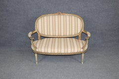 Antiguo Sillón Francés Estilo Luis XVI Decorado con Pintura y Tallado en Dorado