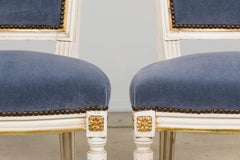 Anciennes chaises d'appoint peintes de style Louis XVI en mohair bleu - une paire