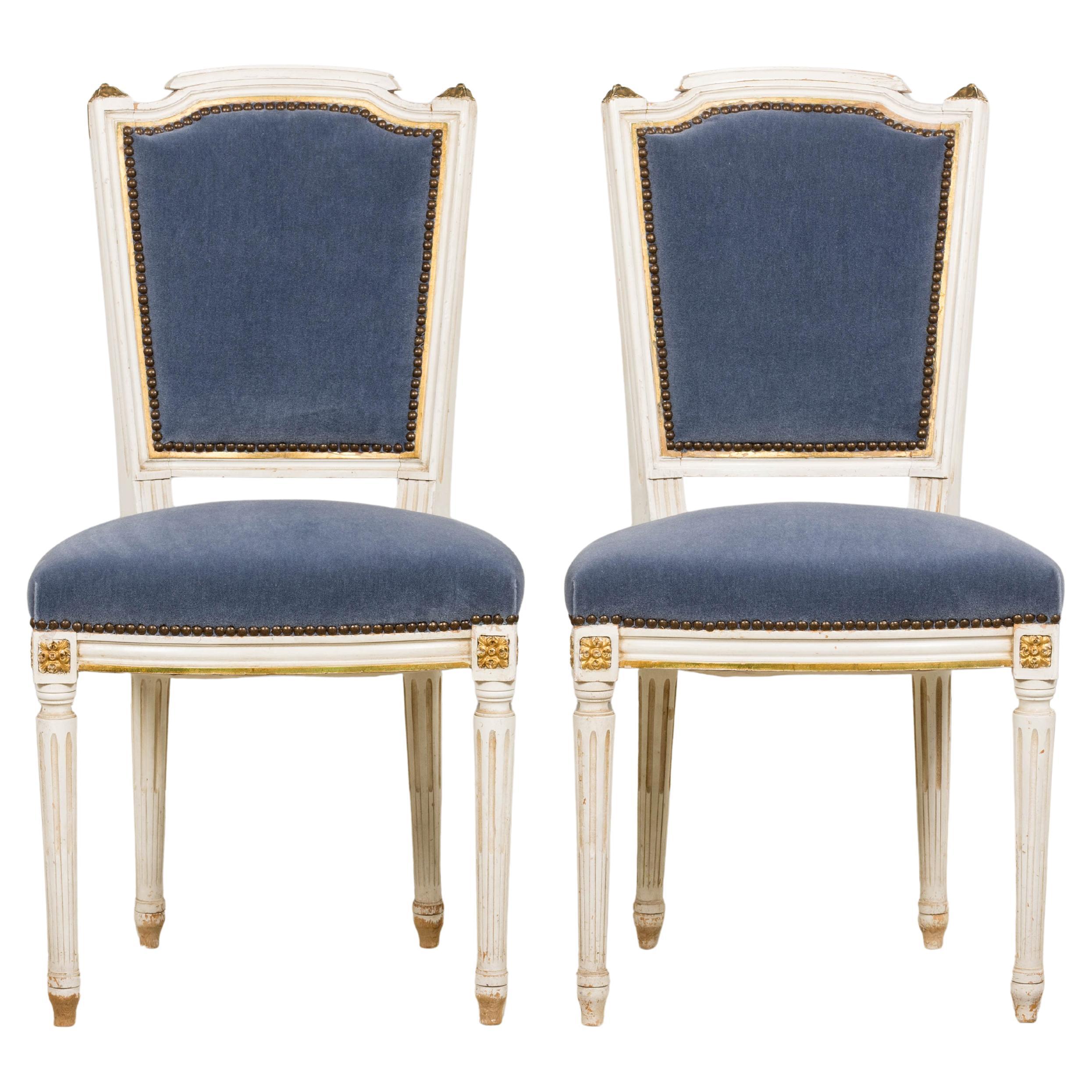 Antique French Louis XVI Style Painted Accent Chairs in Blau Mohair - Ein Paar