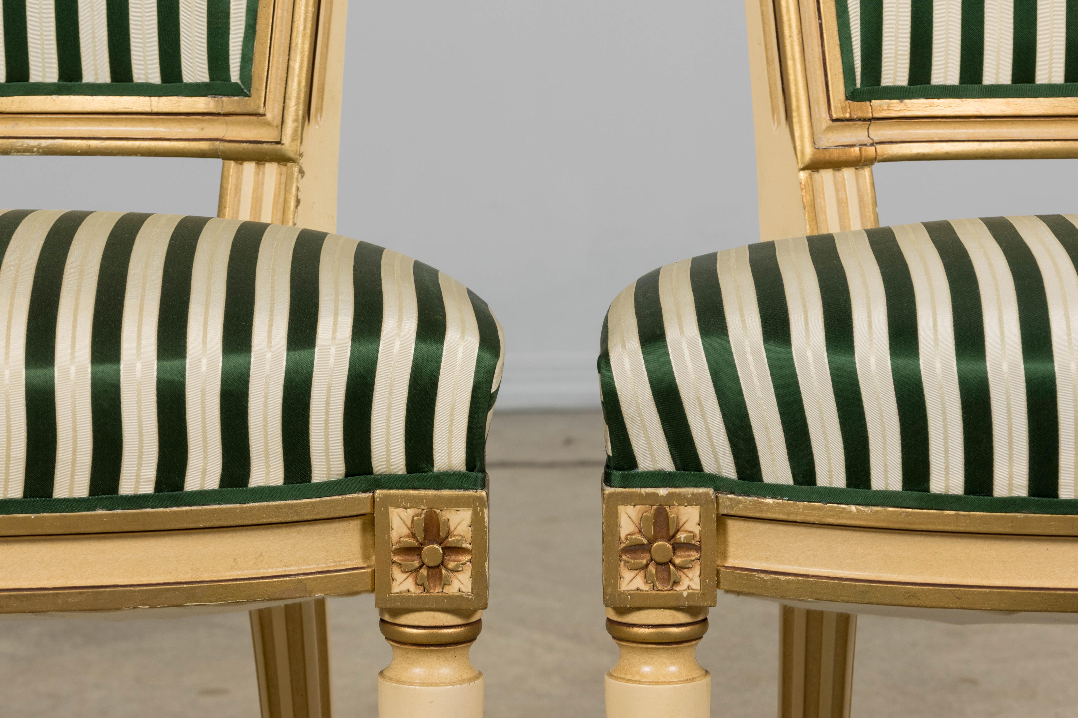 Une exquise paire de chaises d'appoint françaises restaurées du début du 20e siècle, de style Louis XVI, provenant de Provence, France. Les dossiers et les cadres de forme rectangulaire sont finement sculptés à la main et finis dans une peinture
