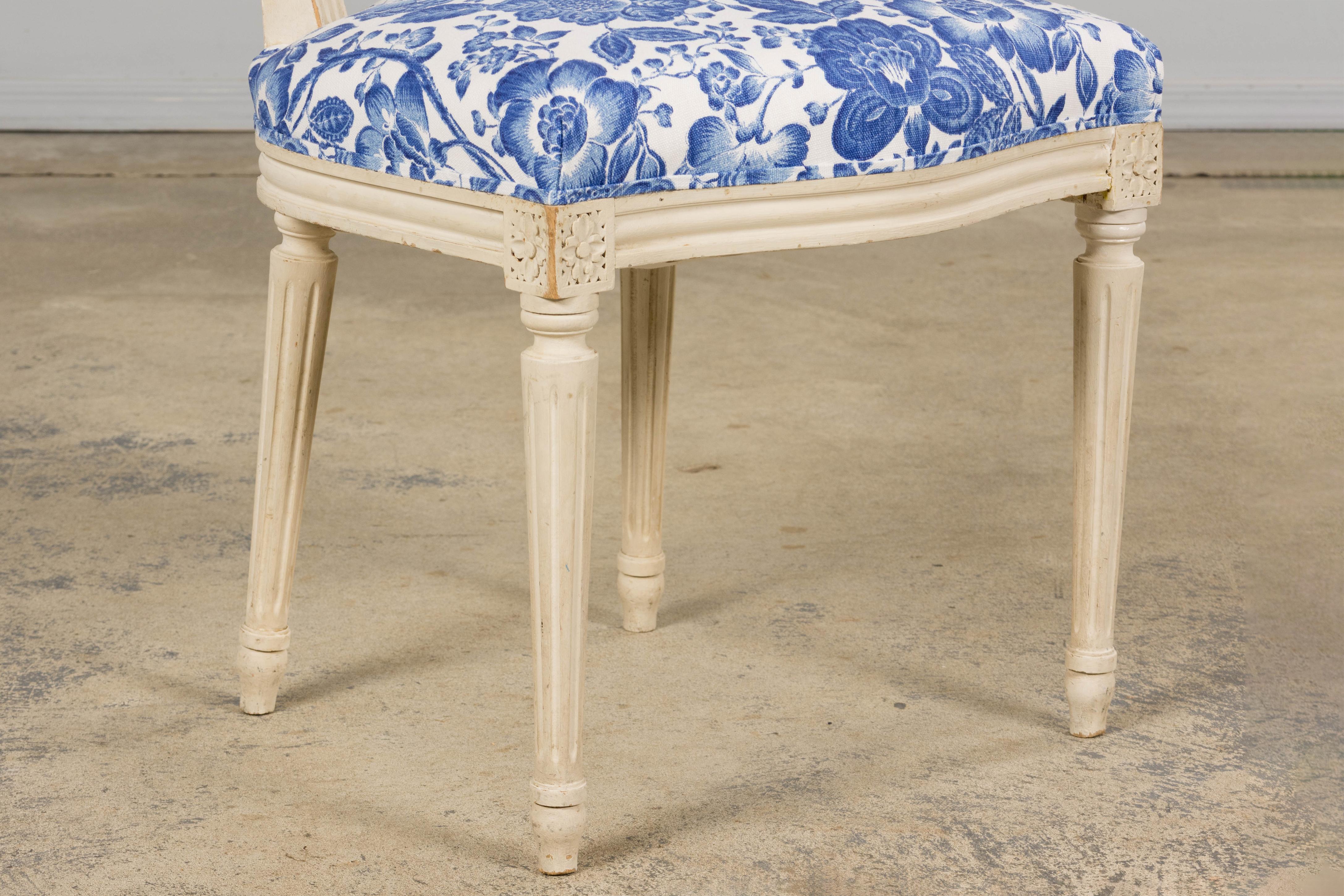 Antique French Louis XVI Style Painted Accent Side Chair in Blue Floral im Angebot 2