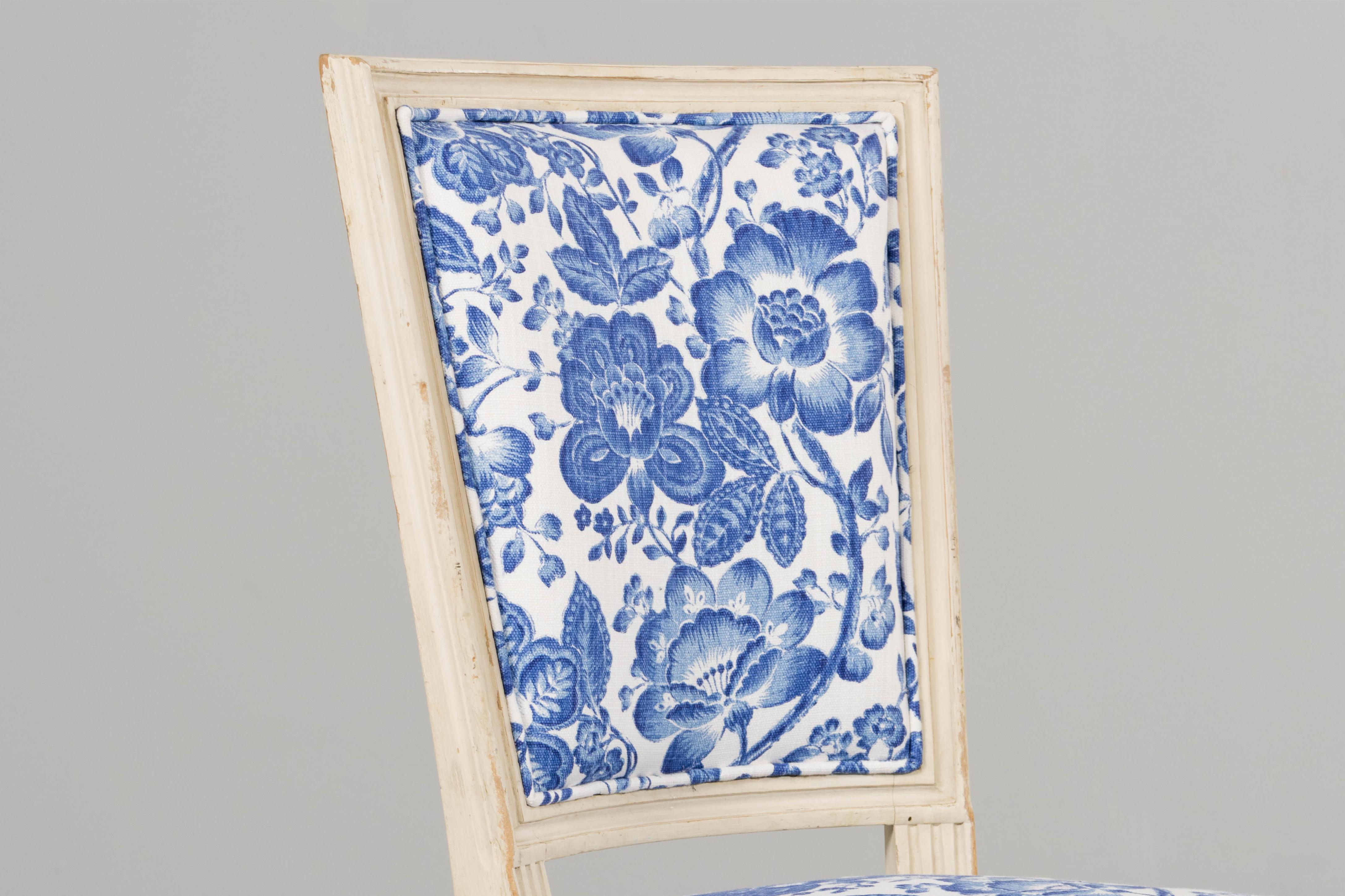 Antique French Louis XVI Style Painted Accent Side Chair in Blue Floral im Angebot 5