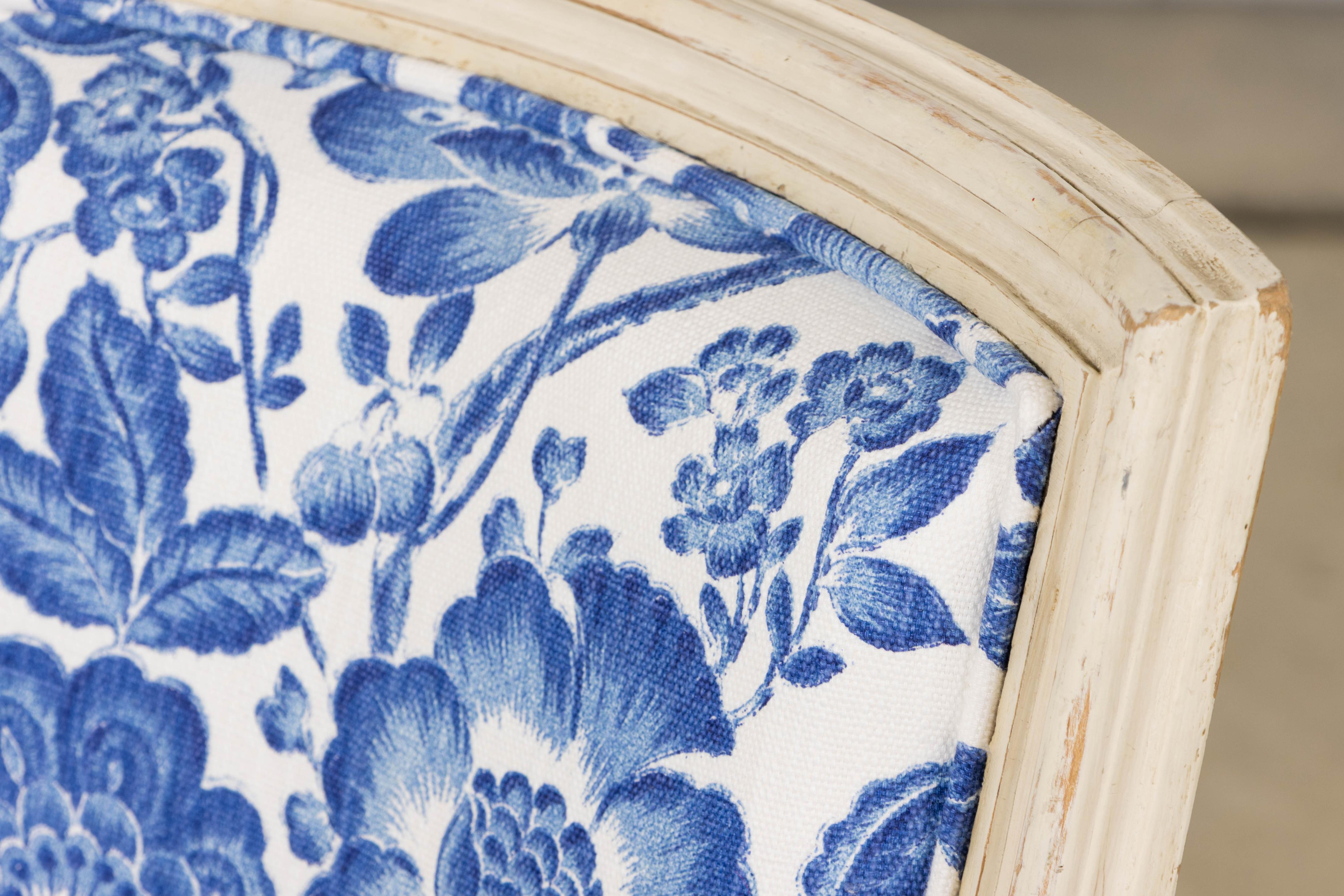 Ein exquisiter restaurierter franz�ösischer Beistellstuhl im Louis-XVI-Stil aus dem späten 19. Jahrhundert, der aus der französischen Provence stammt. Die schildförmige Rückenlehne und die Sitzfläche sind neu mit einem leuchtend königsblauen,