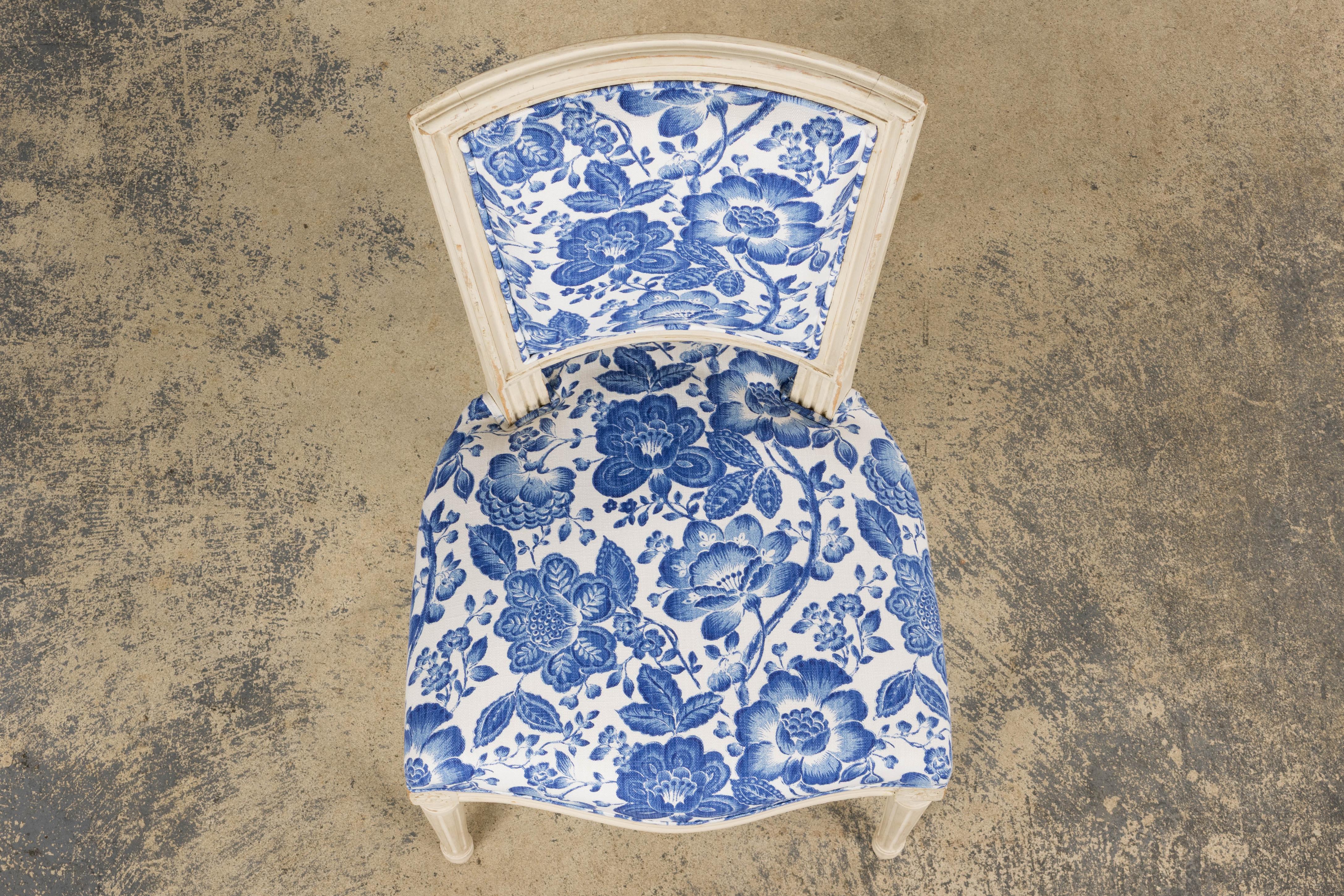 Antique French Louis XVI Style Painted Accent Side Chair in Blue Floral (Louis XVI.) im Angebot
