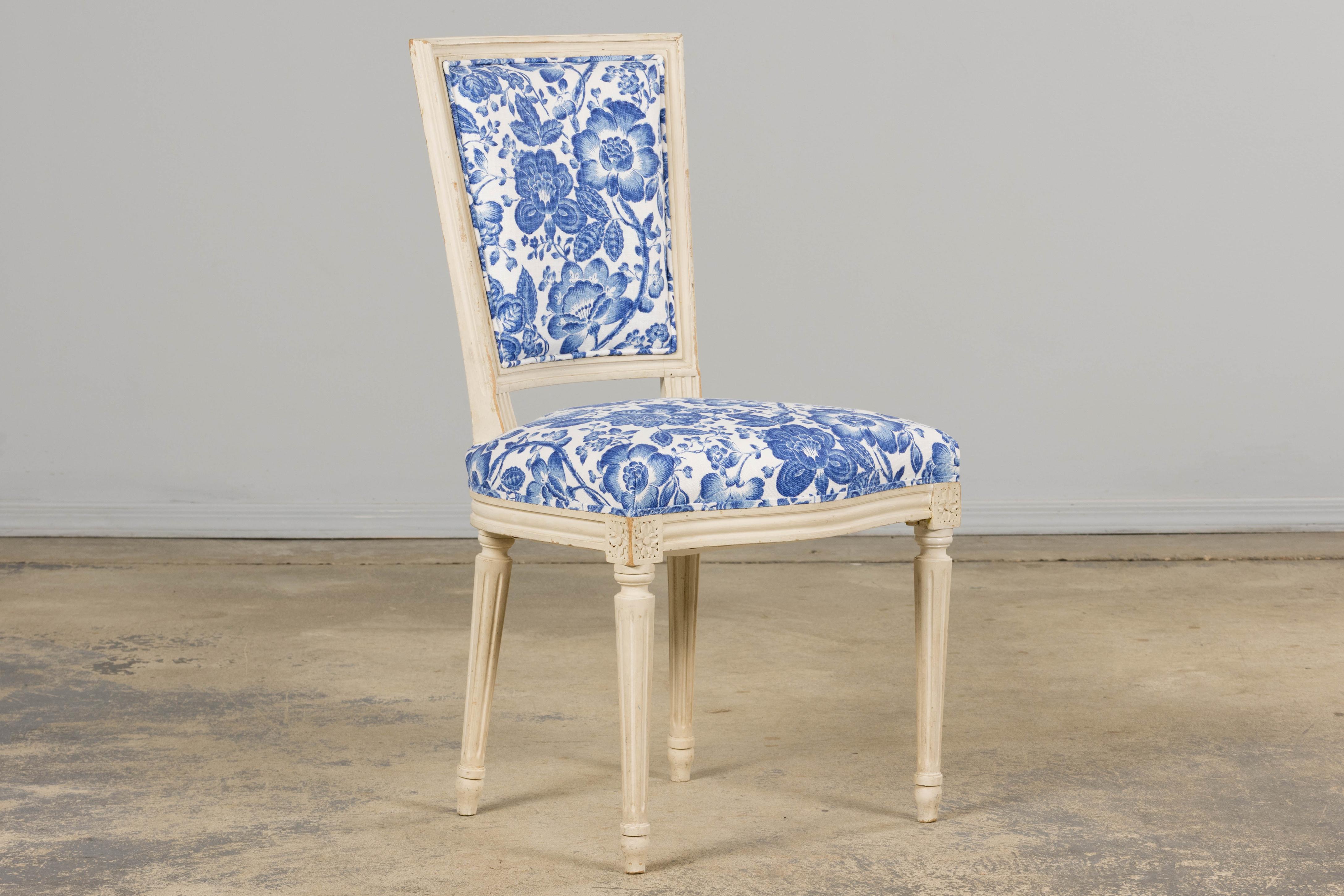 Antique French Louis XVI Style Painted Accent Side Chair in Blue Floral (Handgeschnitzt) im Angebot