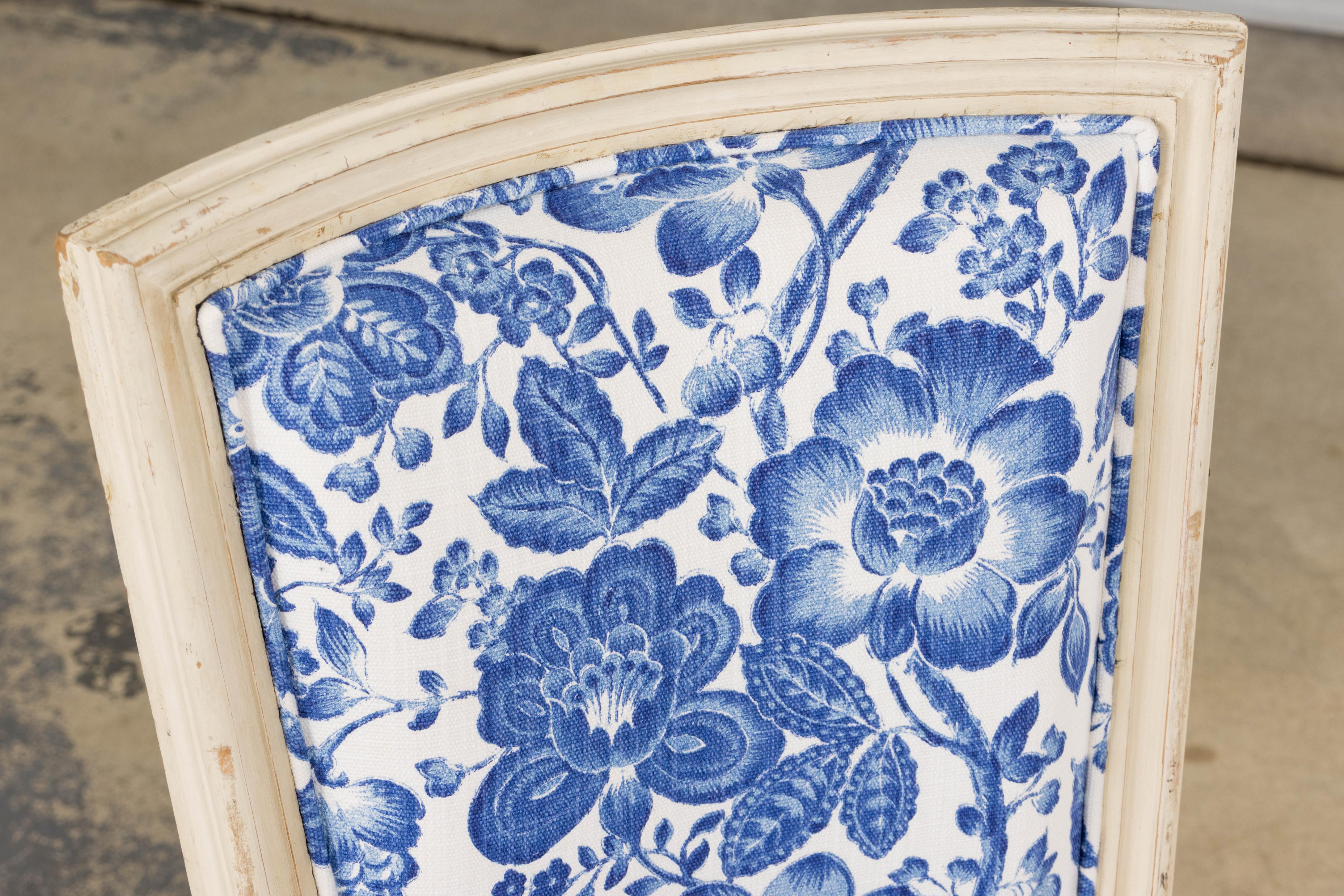 Antique French Louis XVI Style Painted Accent Side Chair in Blue Floral im Zustand „Gut“ im Angebot in Astoria, NY