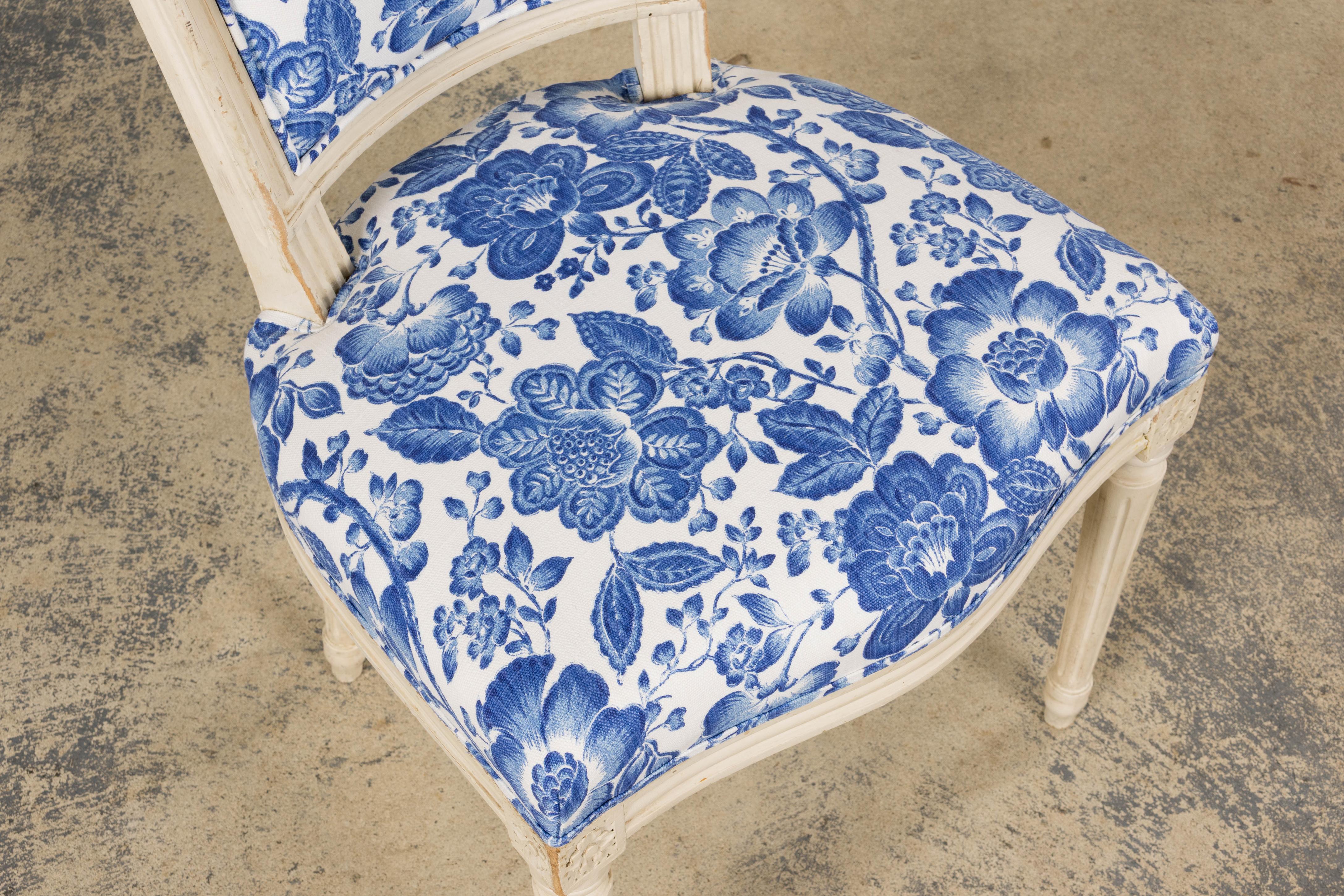 Antique French Louis XVI Style Painted Accent Side Chair in Blue Floral (19. Jahrhundert) im Angebot