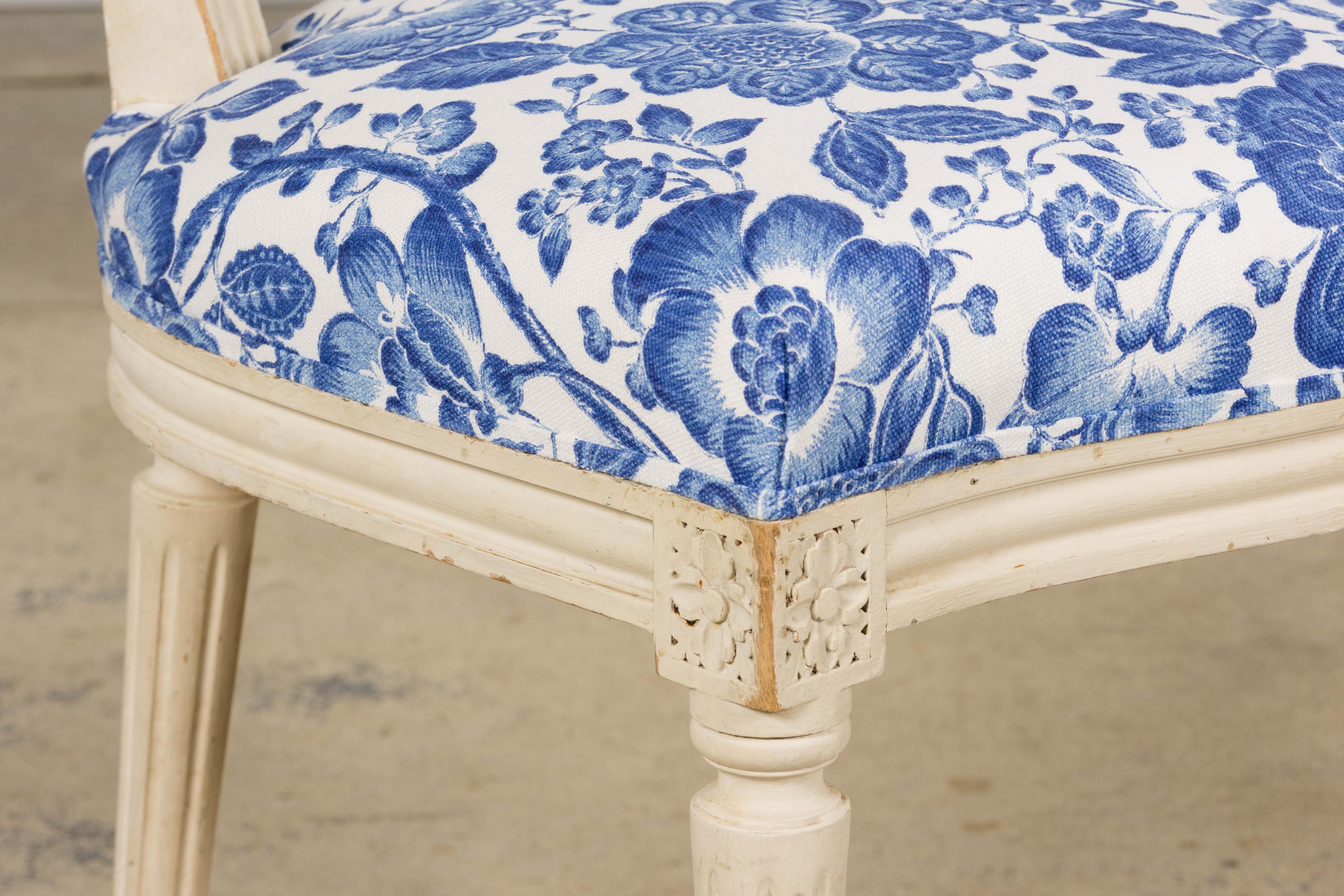 Antique French Louis XVI Style Painted Accent Side Chair in Blue Floral (Stoff) im Angebot
