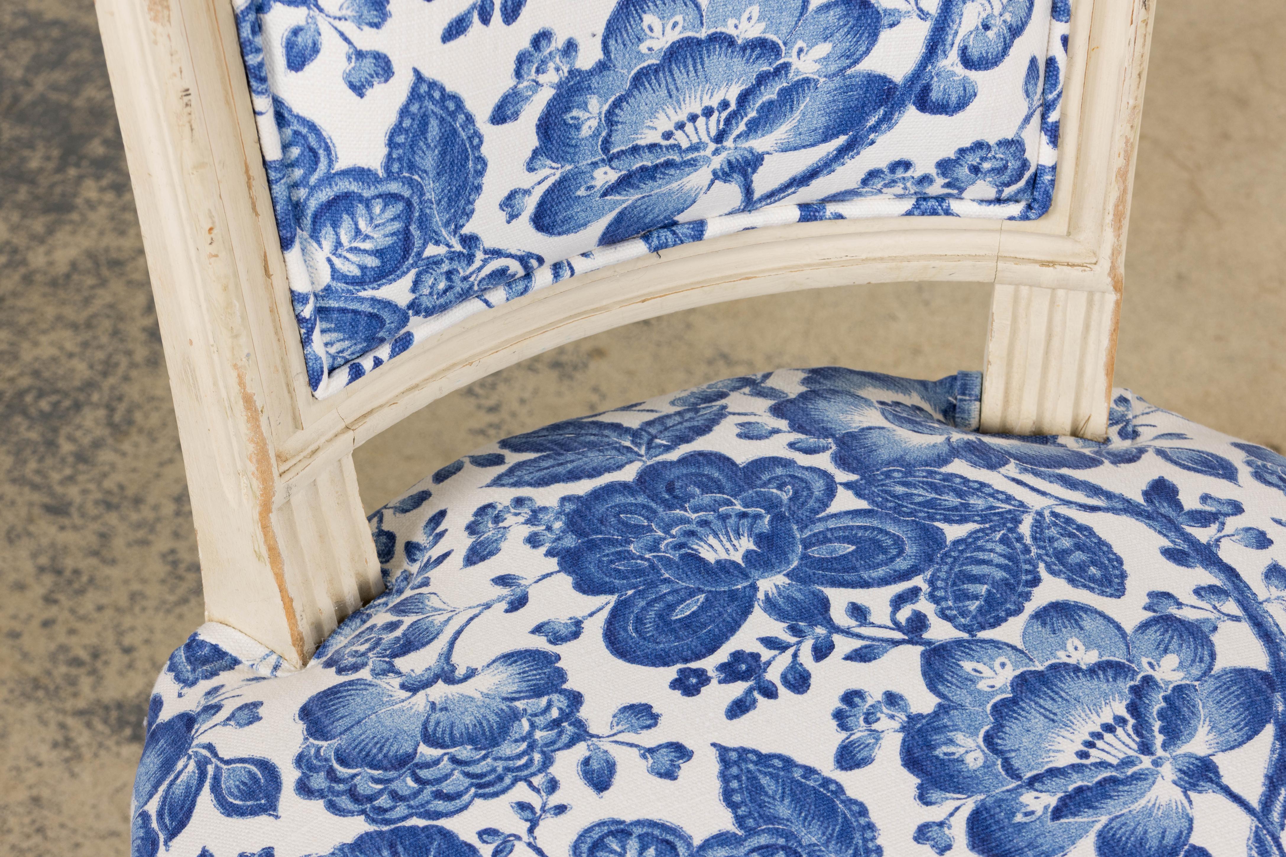 Antique French Louis XVI Style Painted Accent Side Chair in Blue Floral im Angebot 1