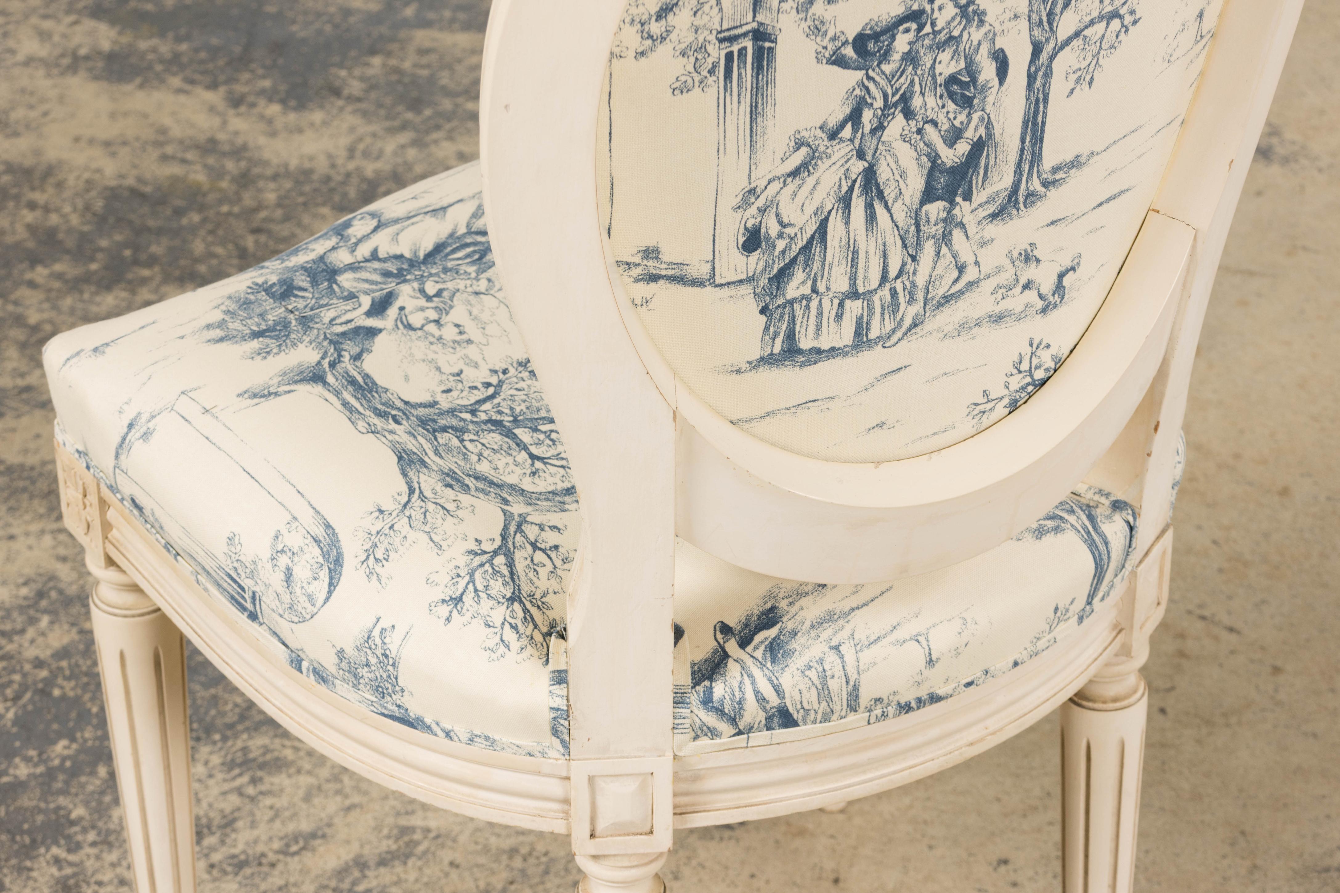 Anciennes chaises d'appoint peintes de style Louis XVI en toile bleue - une paire en vente 3