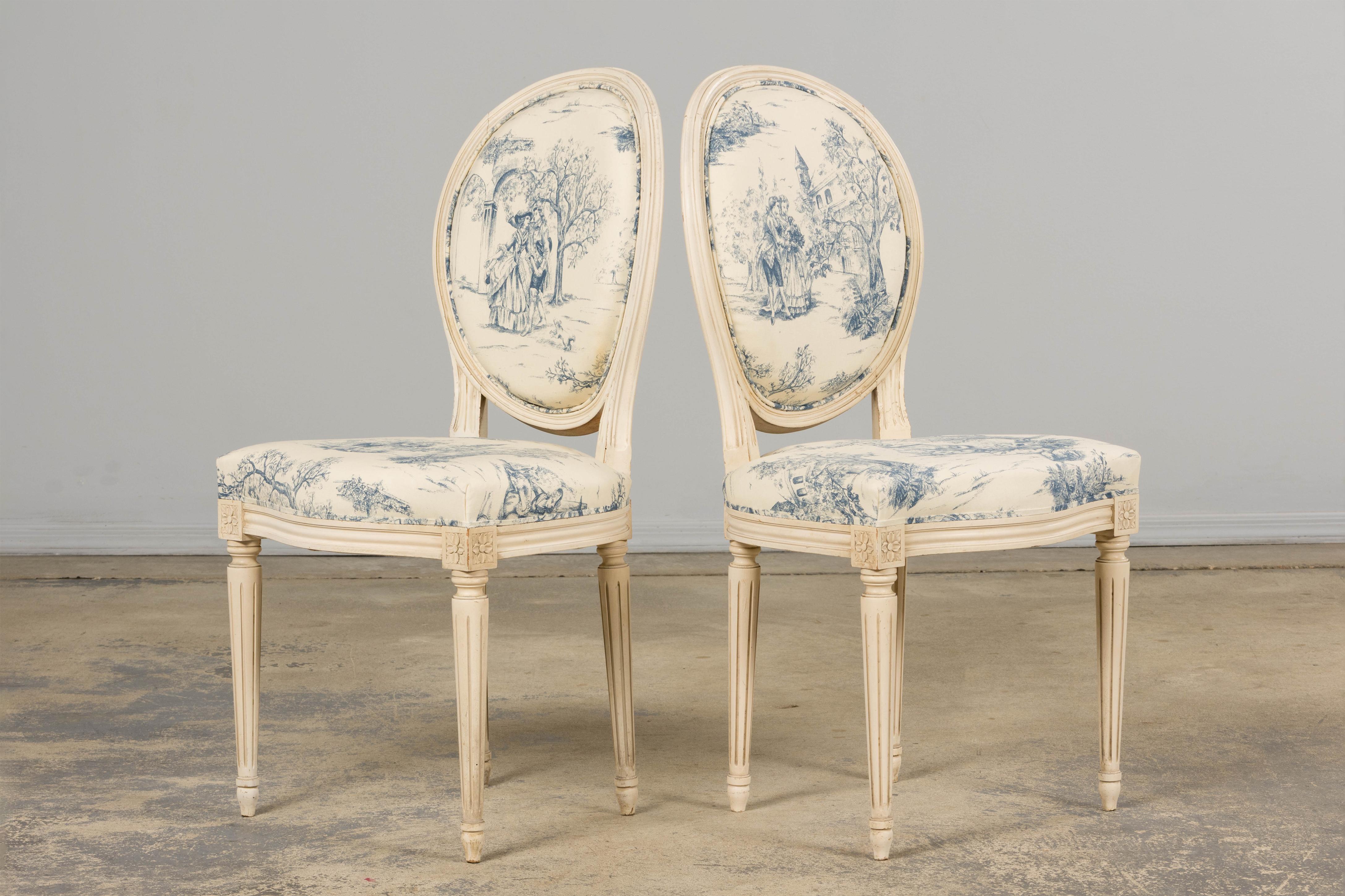 Anciennes chaises d'appoint peintes de style Louis XVI en toile bleue - une paire en vente 4