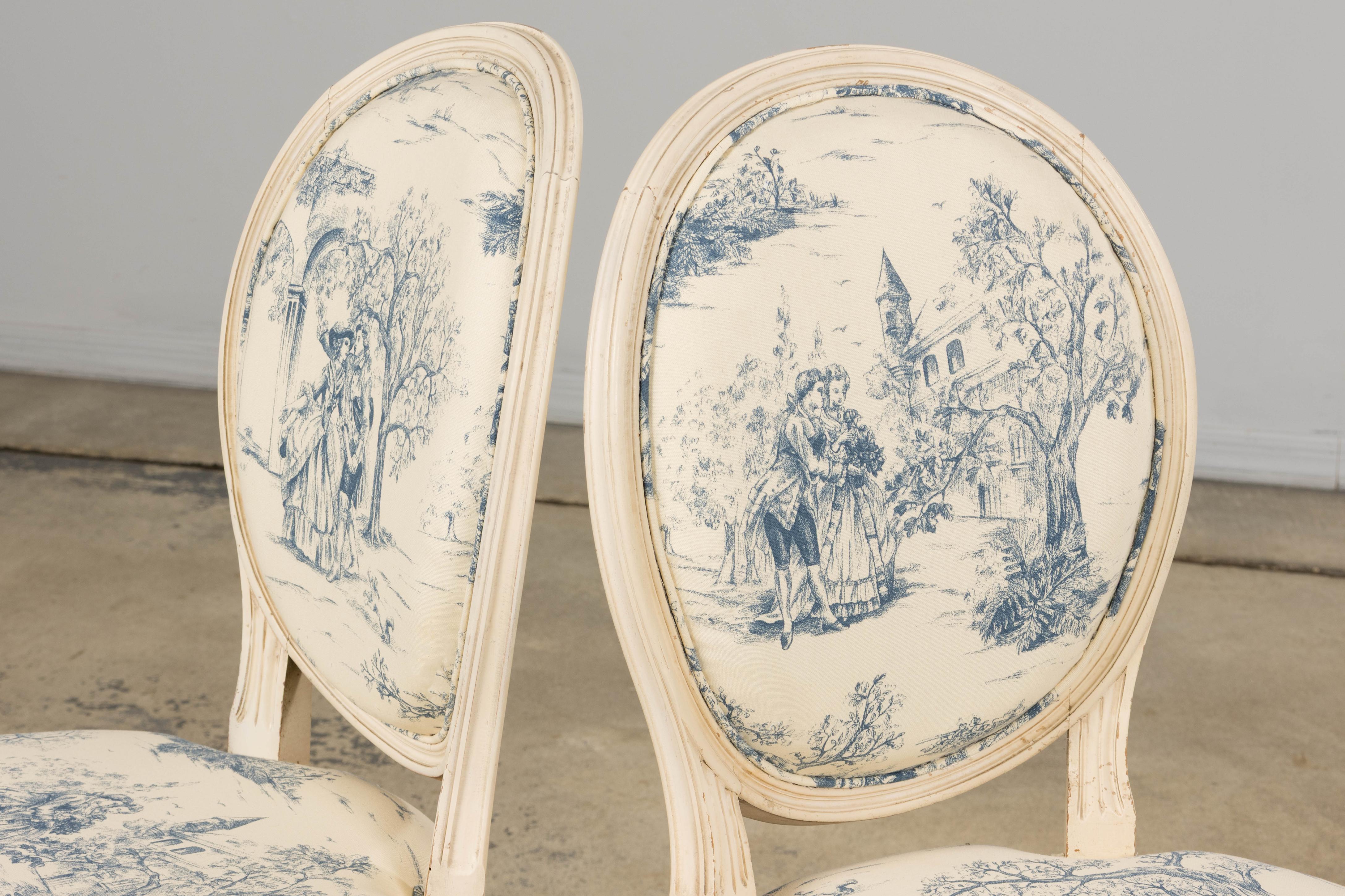 Anciennes chaises d'appoint peintes de style Louis XVI en toile bleue - une paire en vente 5