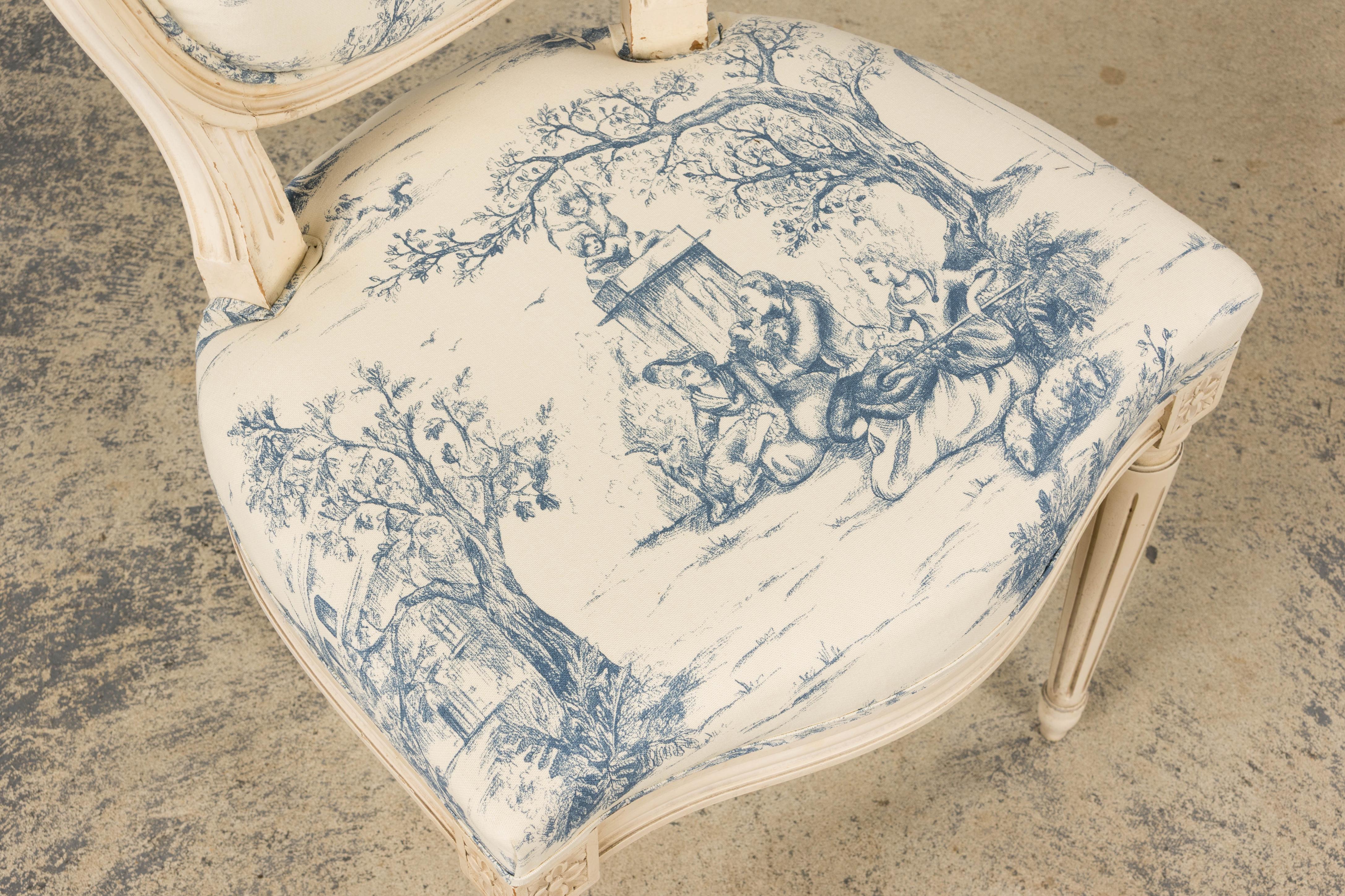 Anciennes chaises d'appoint peintes de style Louis XVI en toile bleue - une paire en vente 6