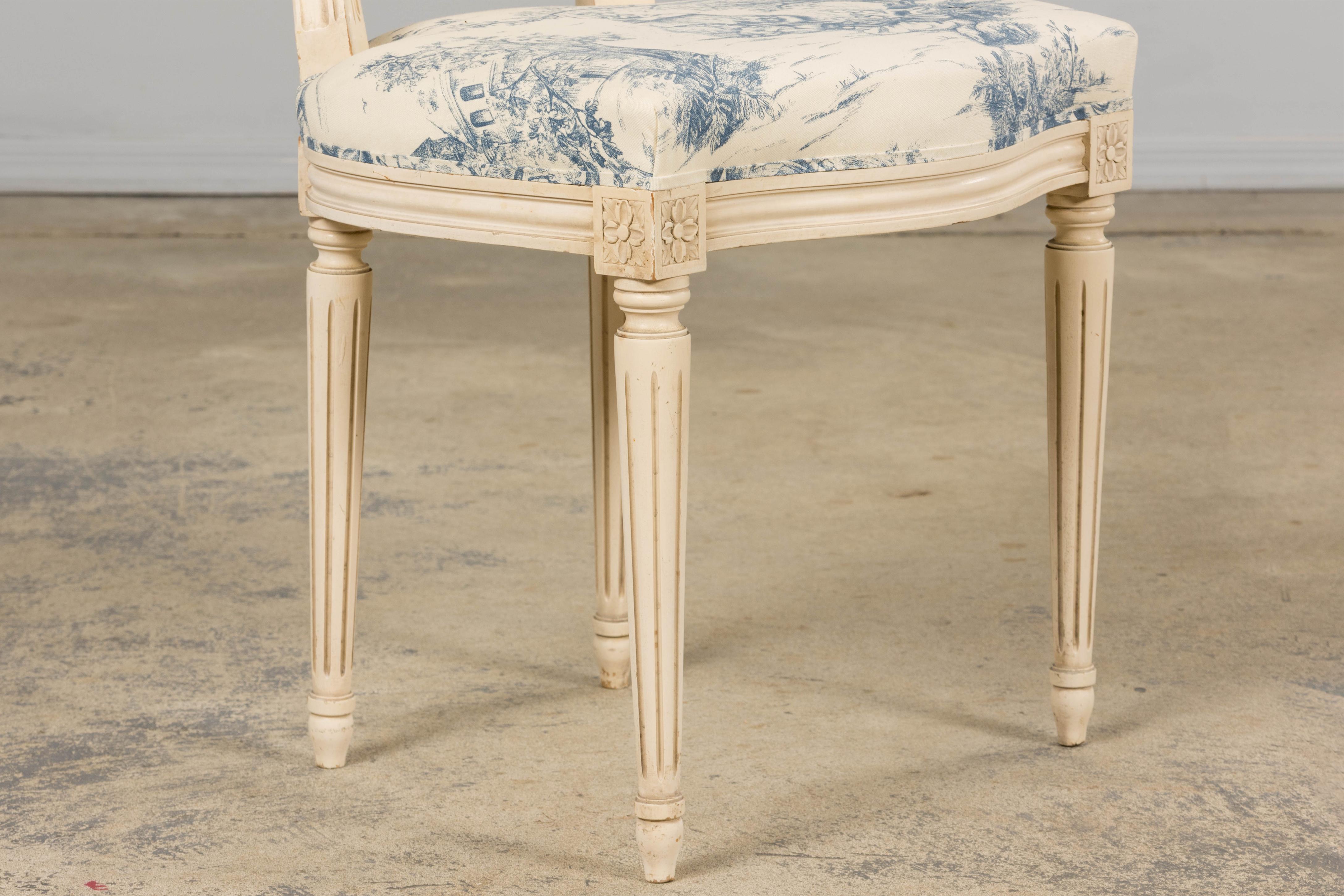 Anciennes chaises d'appoint peintes de style Louis XVI en toile bleue - une paire en vente 7