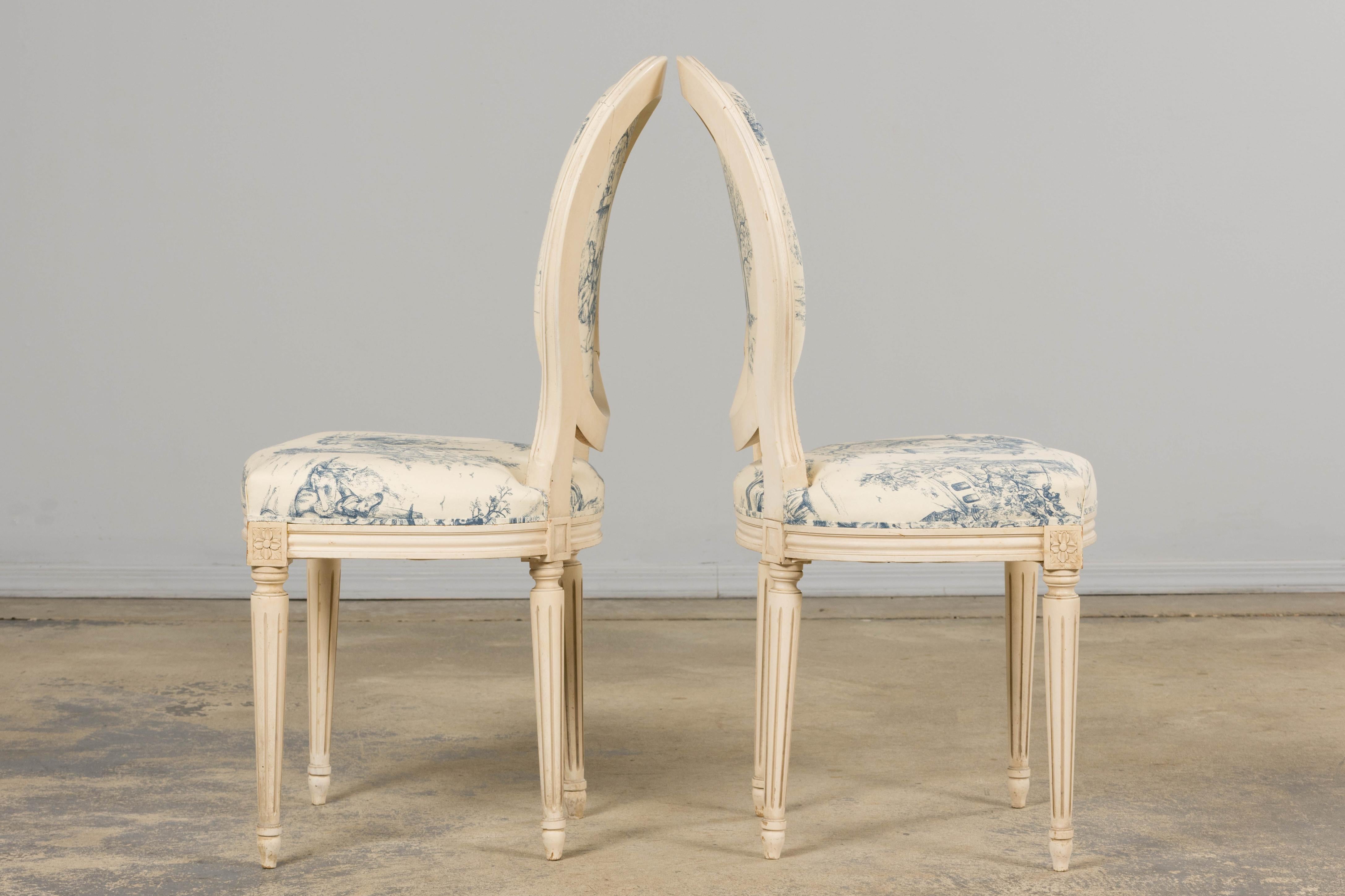 Anciennes chaises d'appoint peintes de style Louis XVI en toile bleue - une paire en vente 9