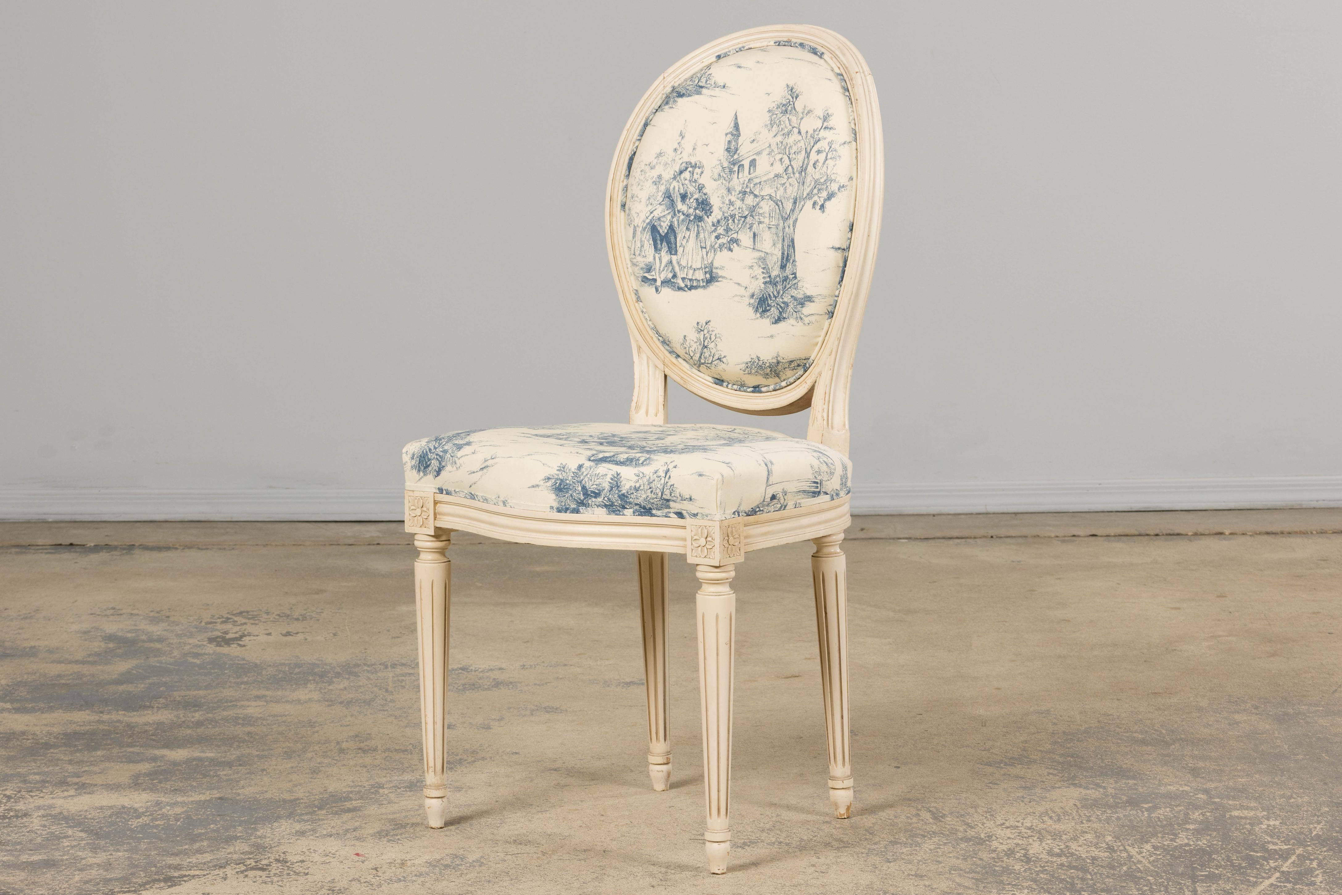 Anciennes chaises d'appoint peintes de style Louis XVI en toile bleue - une paire en vente 10